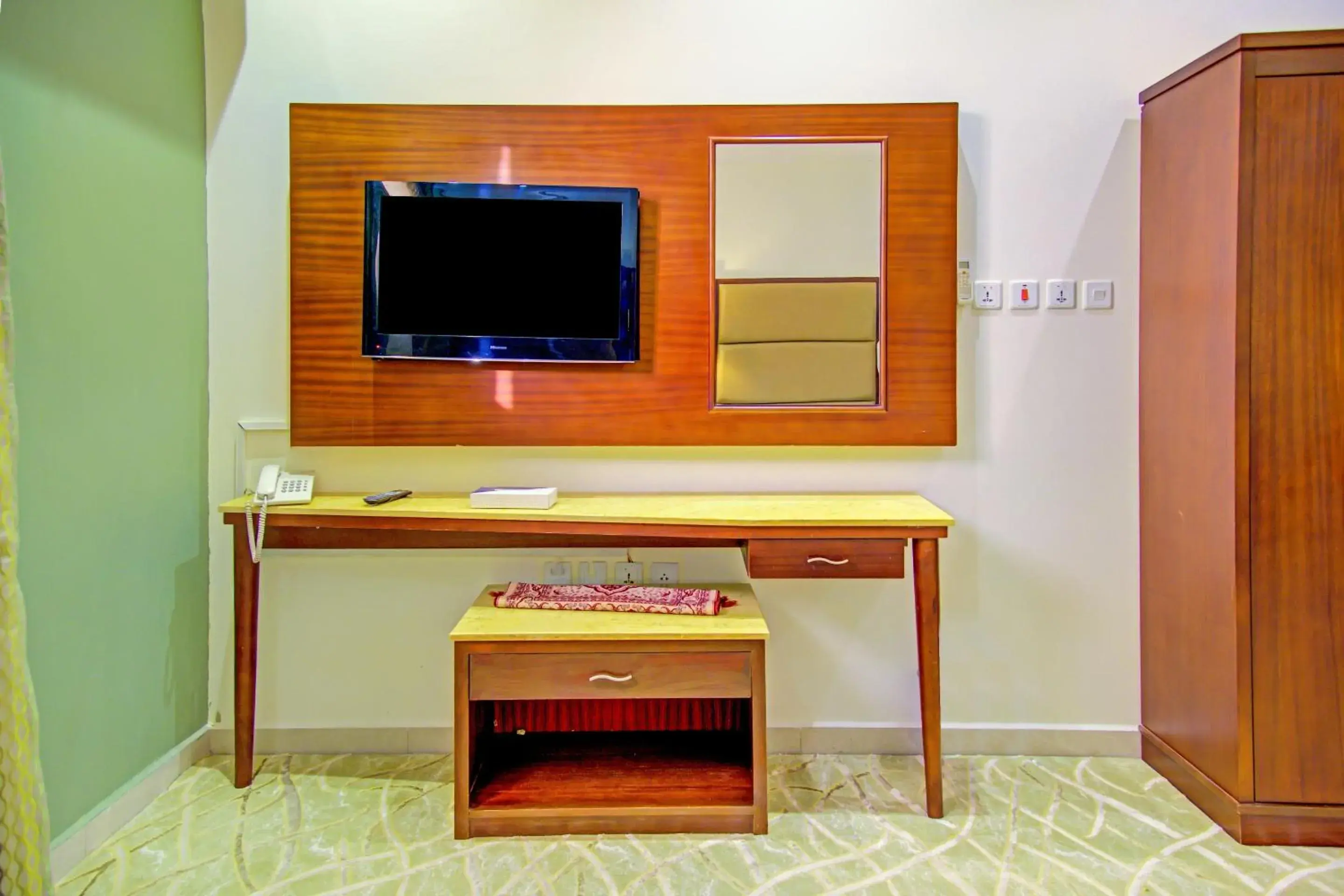 TV and multimedia, TV/Entertainment Center in OYO 401 Al Zaidan For Furnished Units