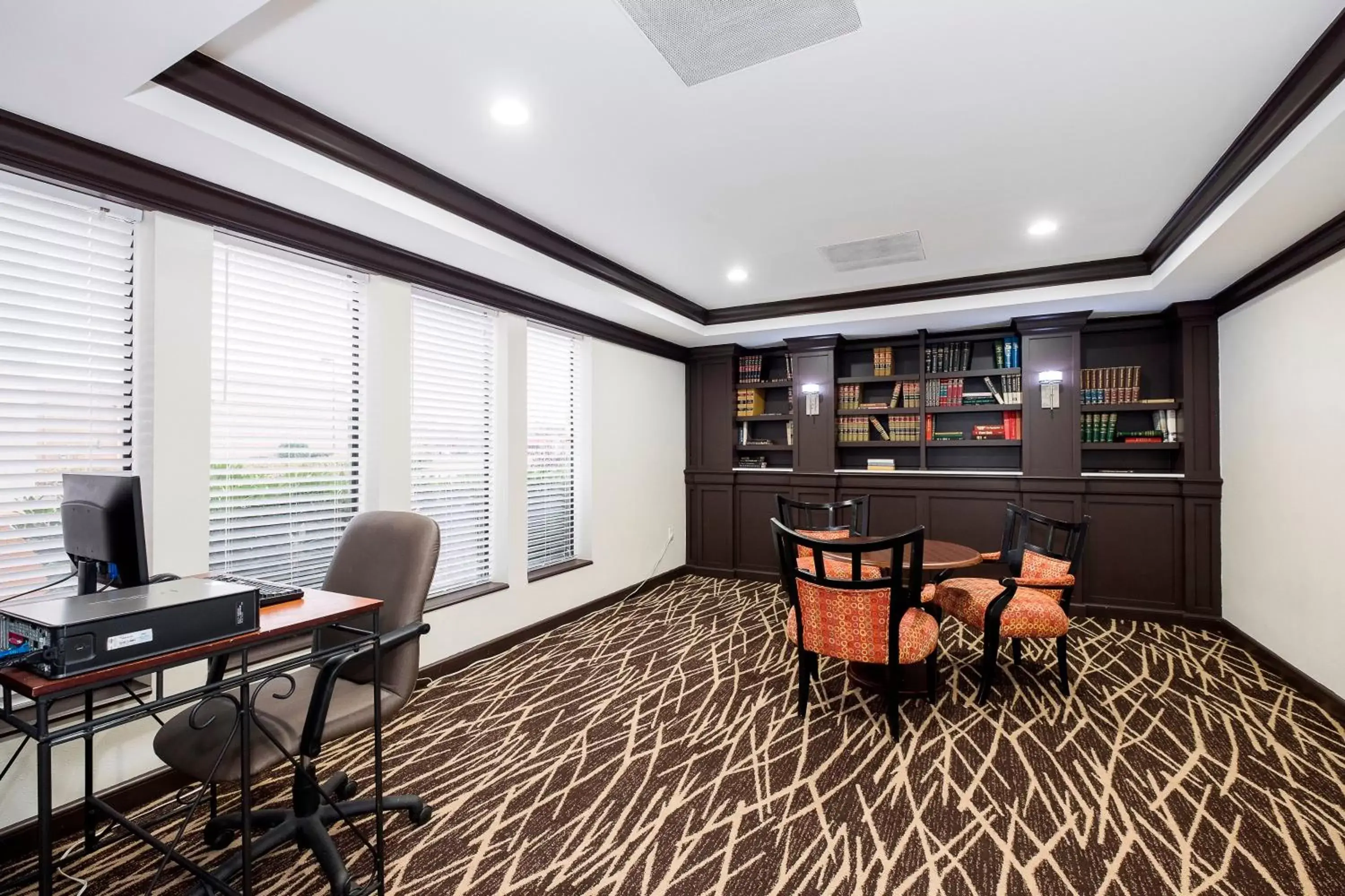 Business facilities, Lounge/Bar in Red Roof Inn PLUS+ & Suites Knoxville West - Cedar Bluff