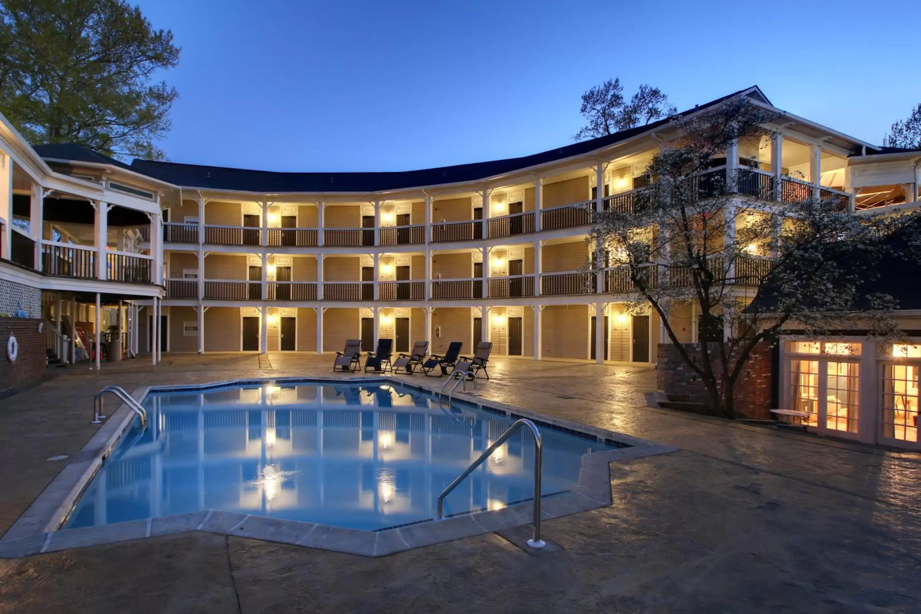 Swimming pool, Property Building in Hotel Finial BW Premier Collection Oxford - Anniston
