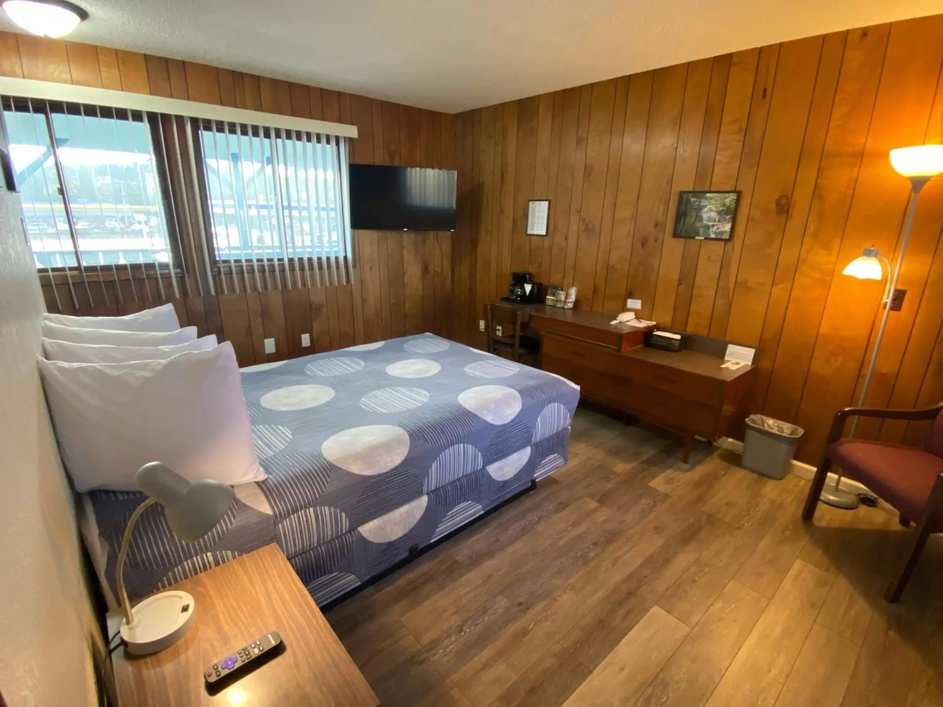 Bedroom, Bed in Waterway Inn