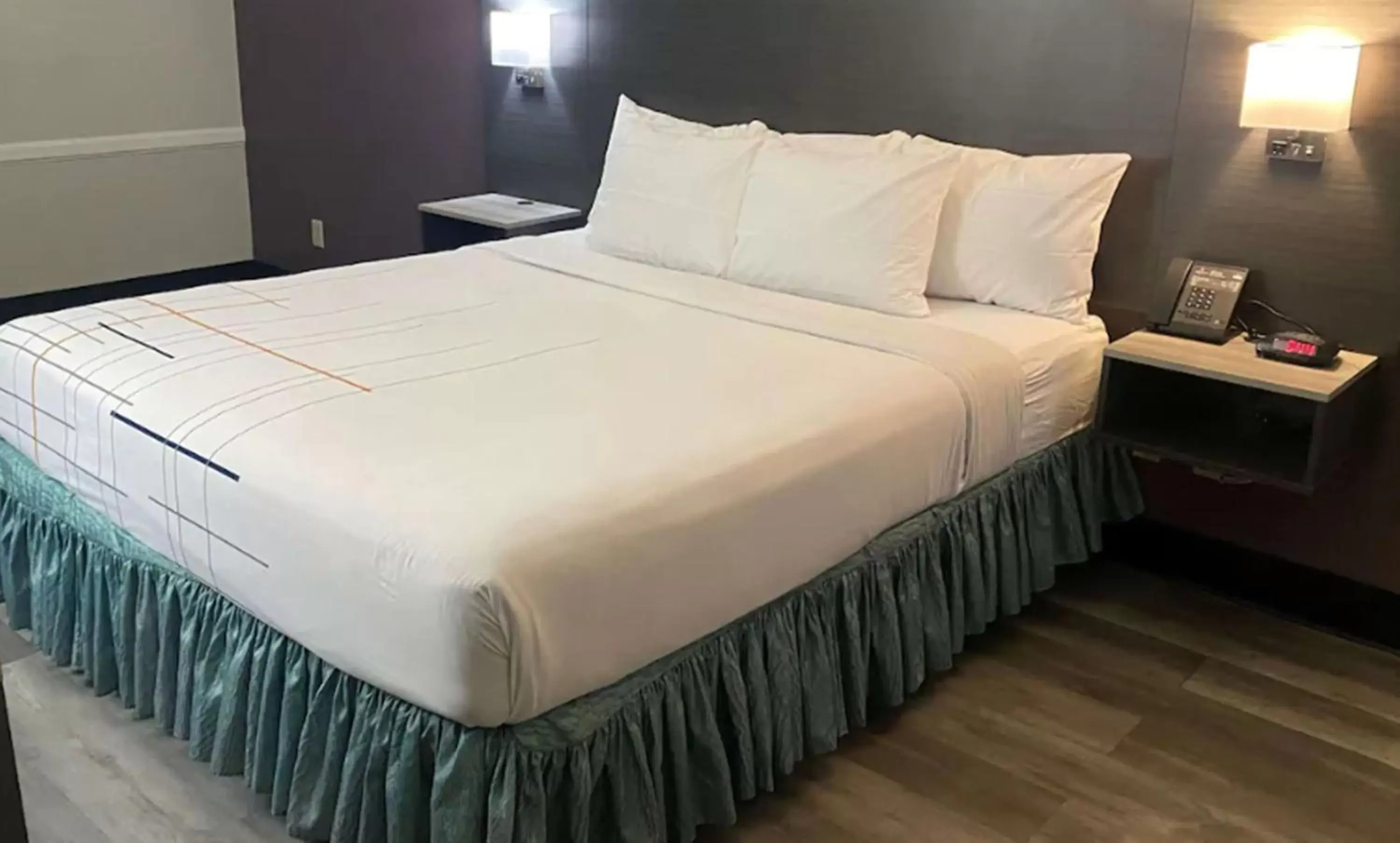 Bed in La Quinta Inn by Wyndham Bakersfield South
