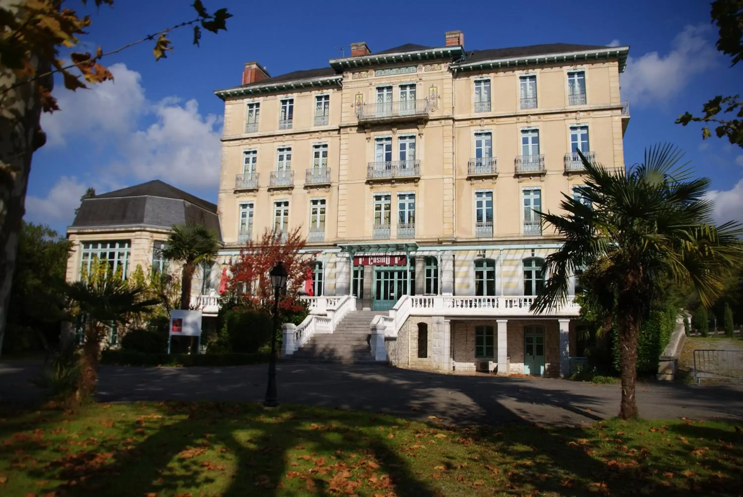 Facade/entrance, Property Building in Hôtel du Parc