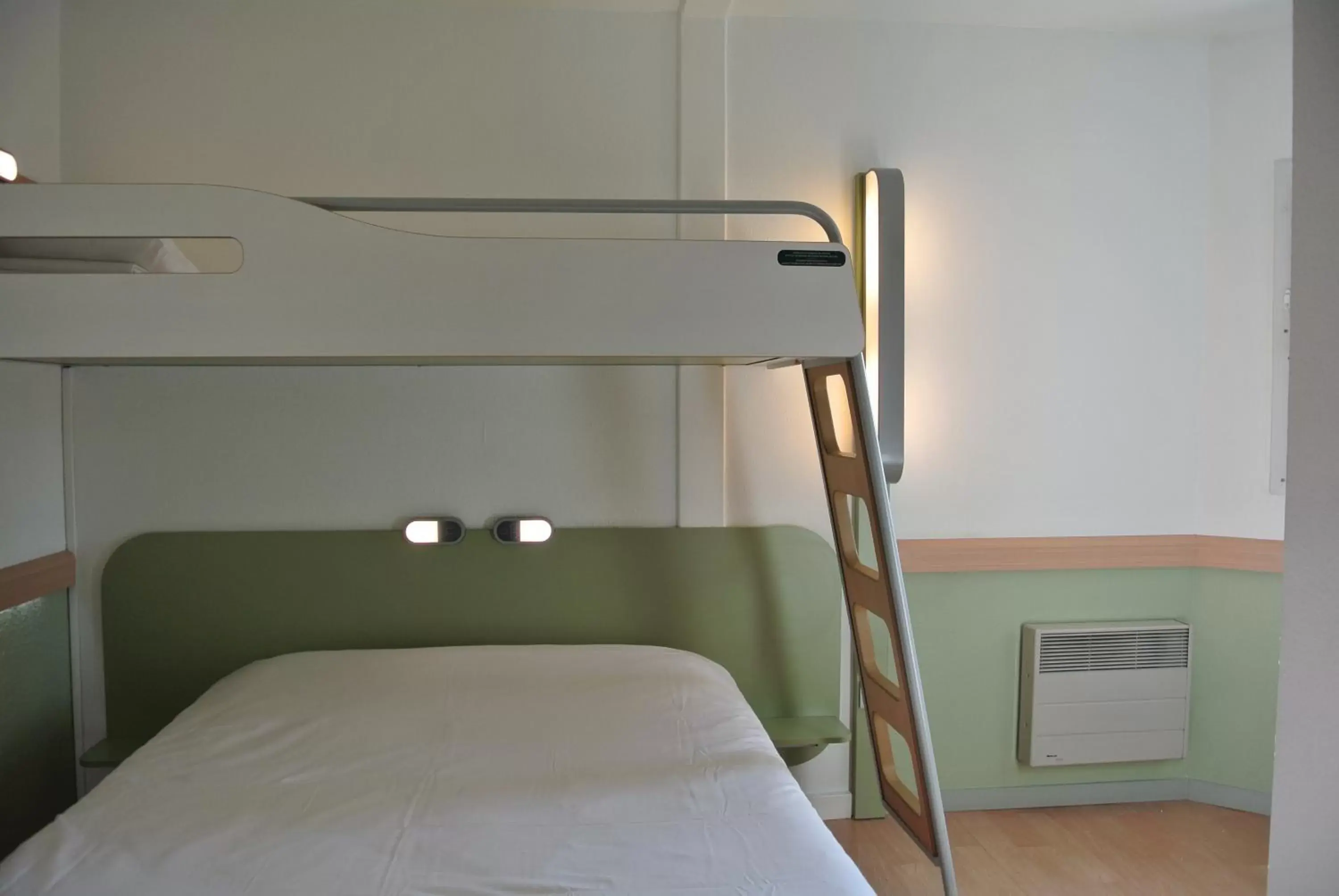 Bedroom, Bunk Bed in ibis budget Chambéry Sud Challes Les Eaux