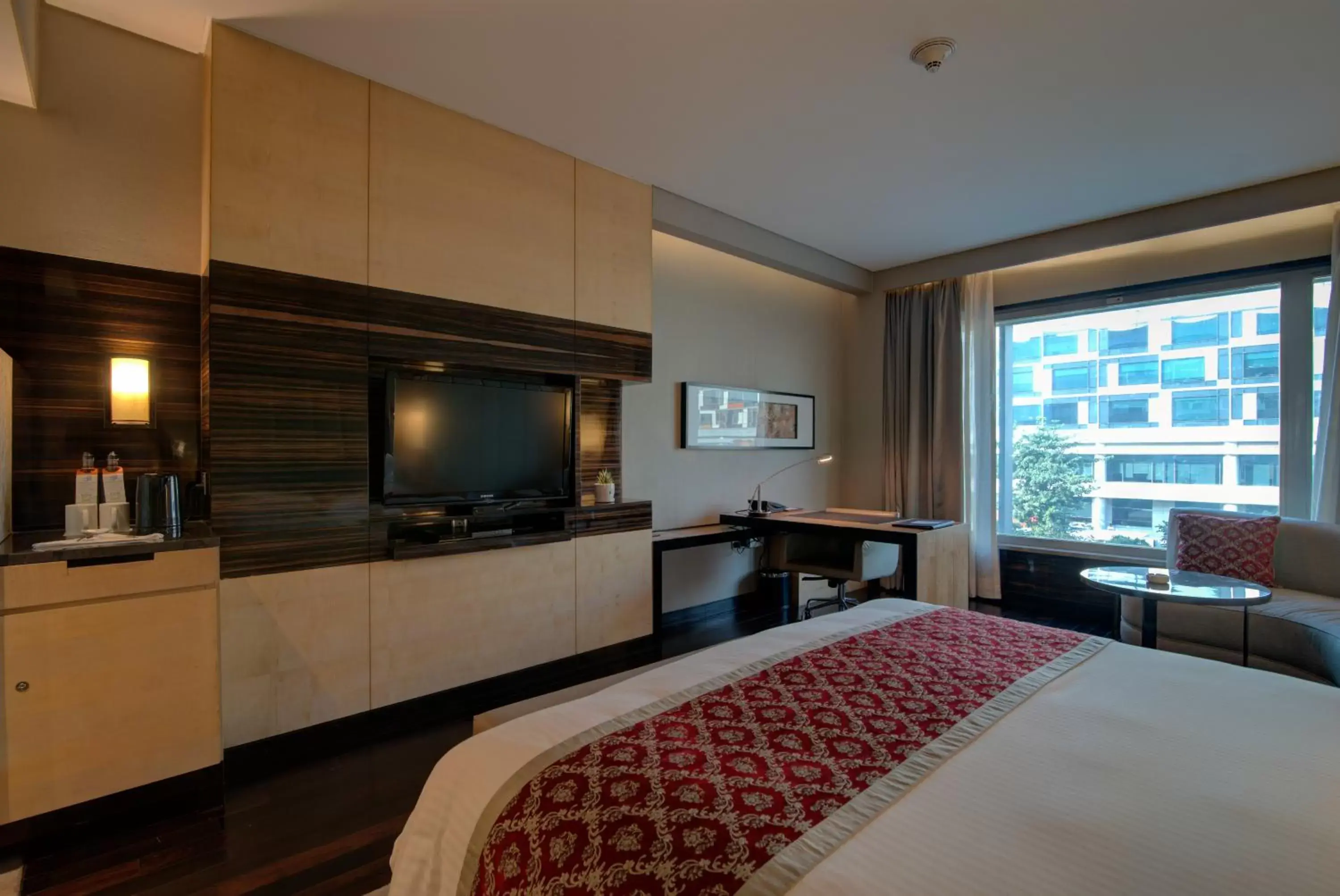Bed, TV/Entertainment Center in JW Marriott Hotel New Delhi Aerocity