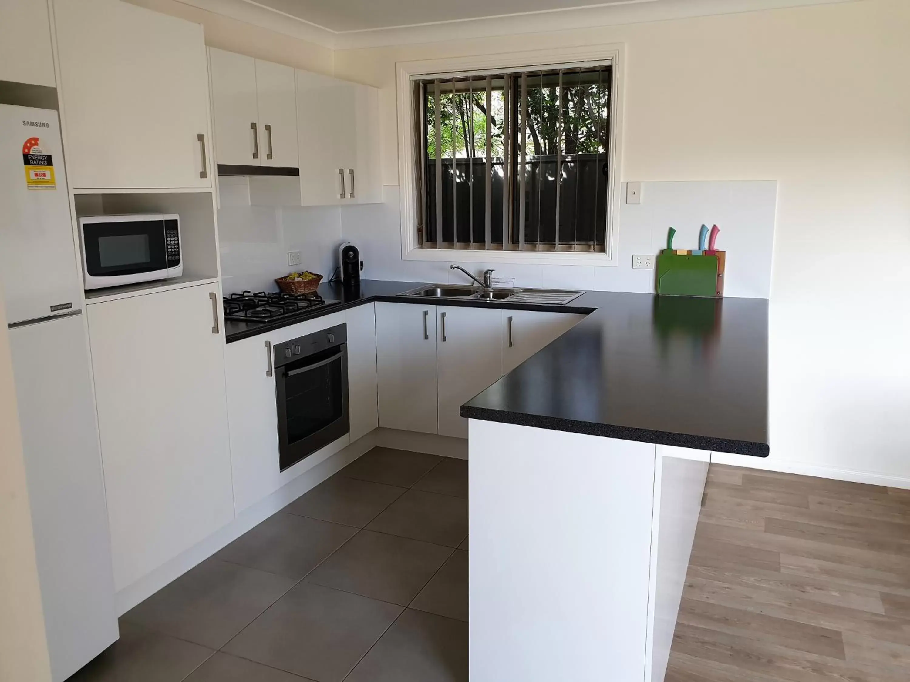 Kitchen or kitchenette, Kitchen/Kitchenette in Best Western Endeavour Motel