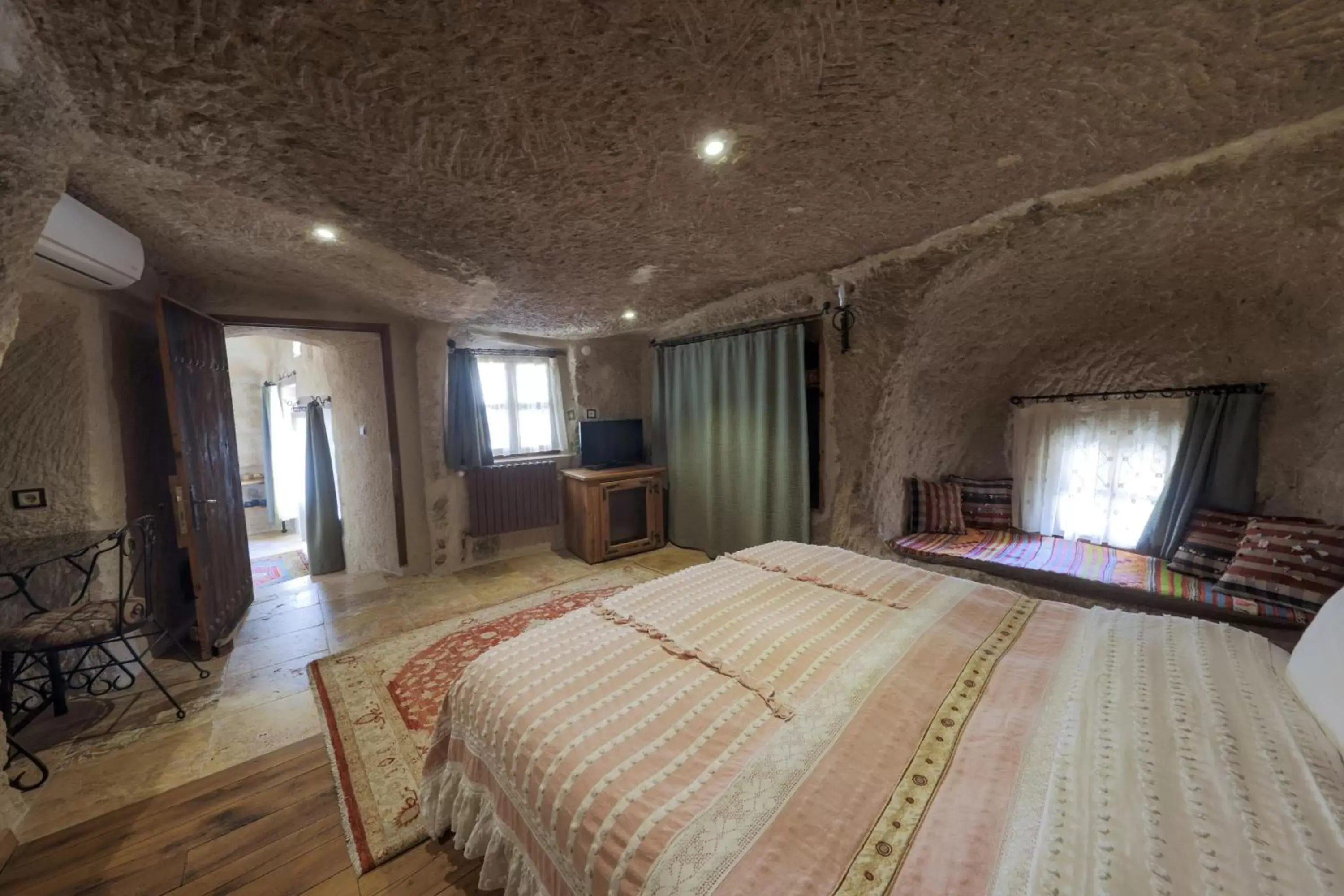TV and multimedia, Bed in Kelebek Special Cave Hotel & Spa