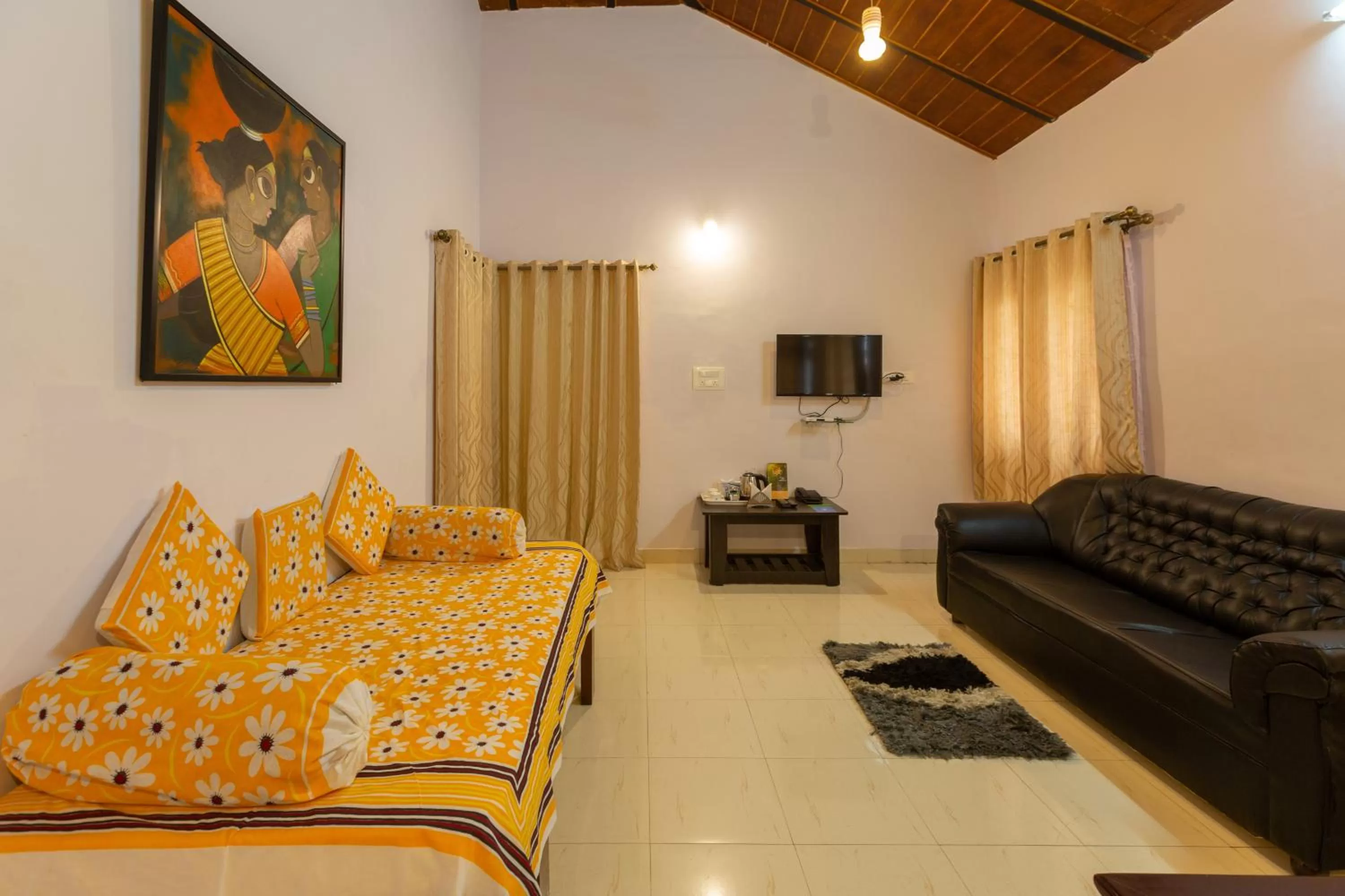 Communal lounge/ TV room, Bed in KSTDC Hotel Mayura Velapuri Belur