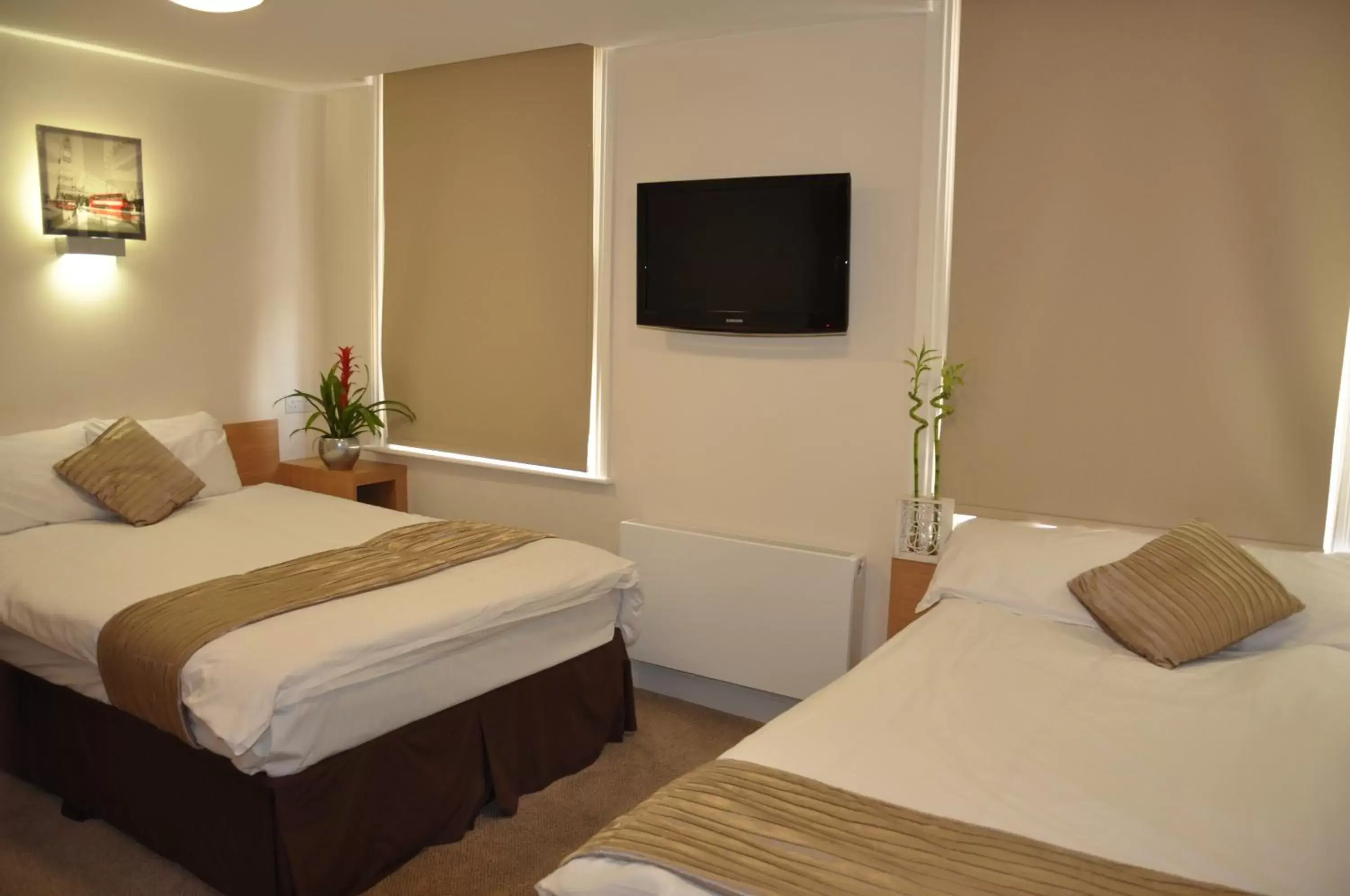 Bed in Queens Hotel Bed in Queens Hotel