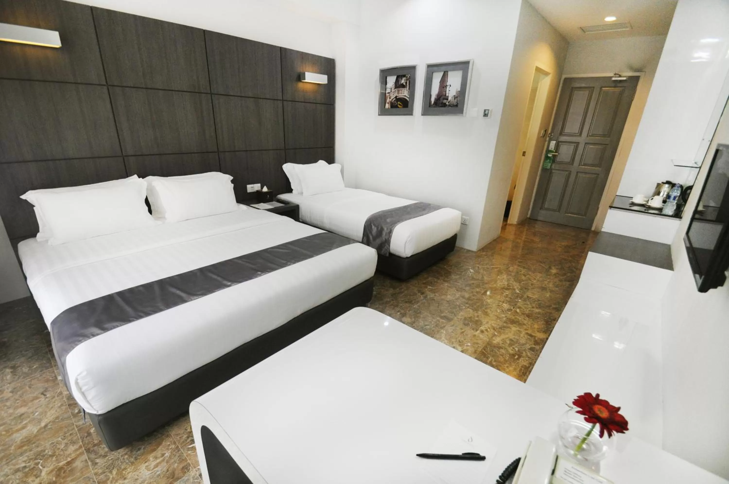 Coffee/tea facilities, Bed in Dreamtel Jakarta