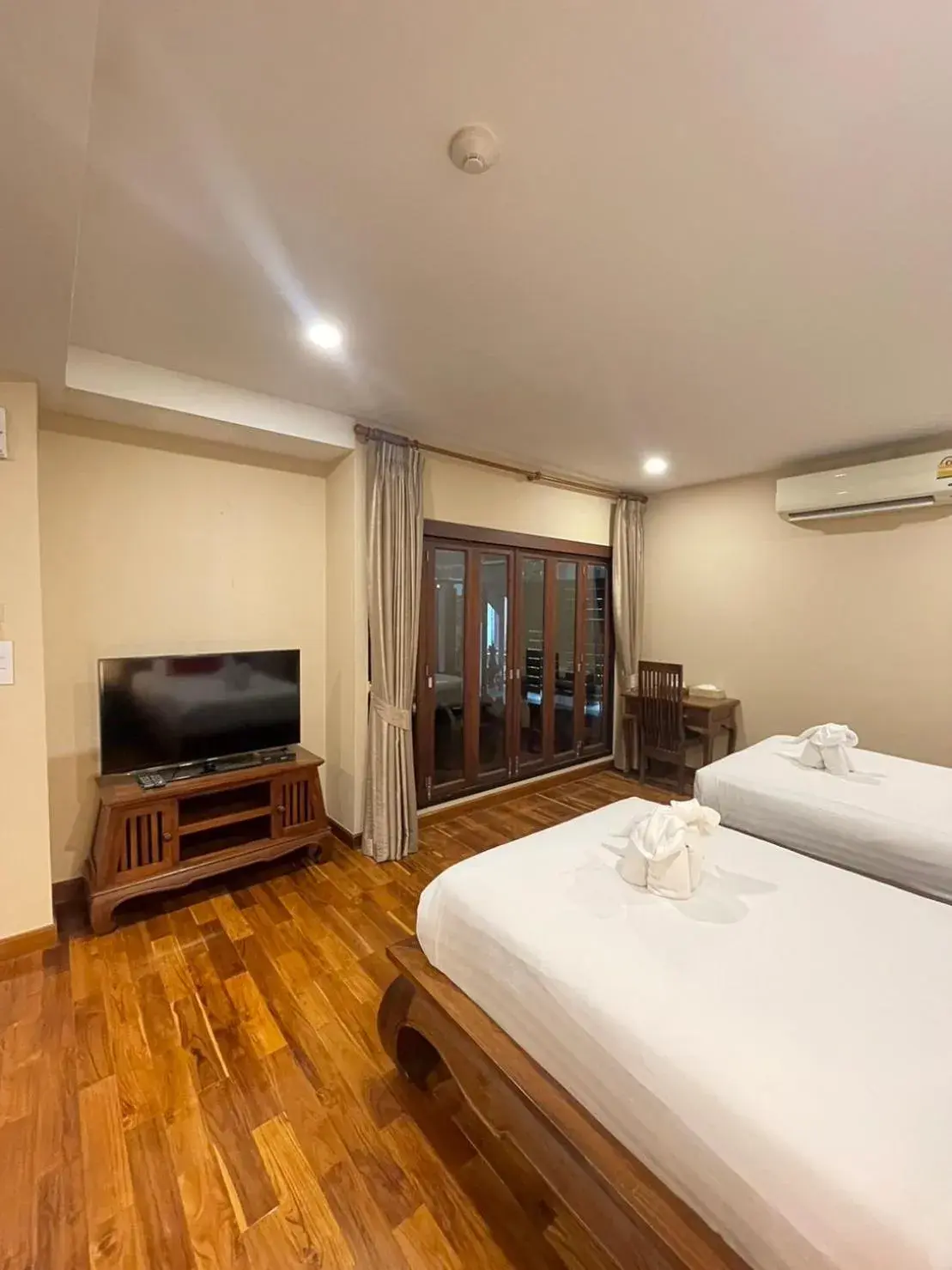 Bedroom, TV/Entertainment Center in Yotaka Boutique Hotel Bangkok