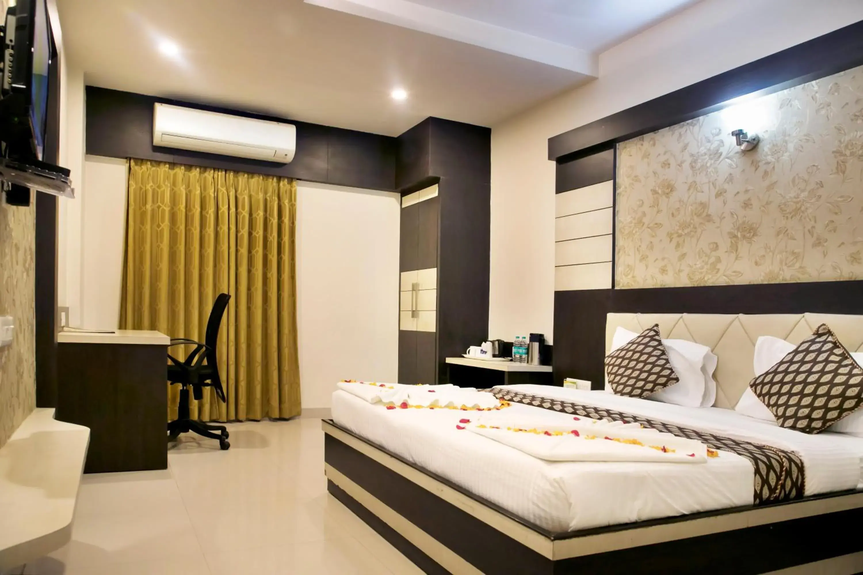 Photo of the whole room, Bed in Hotel Ganges Grand