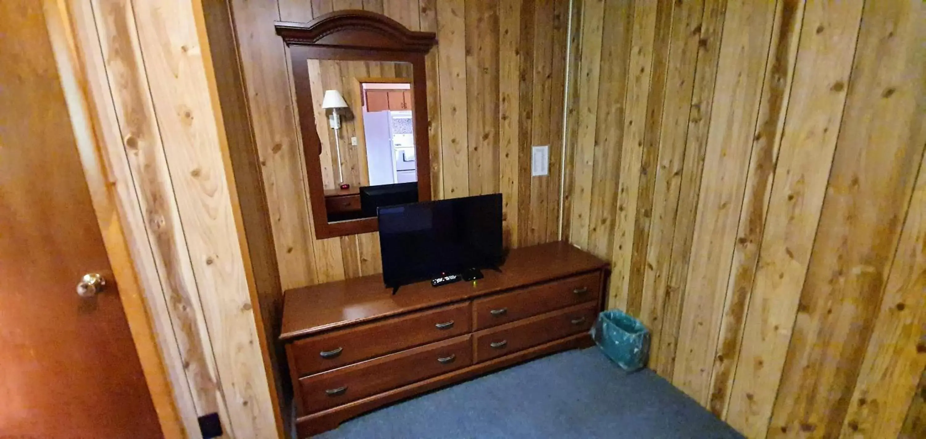 TV and multimedia, TV/Entertainment Center in Red Ranch Inn