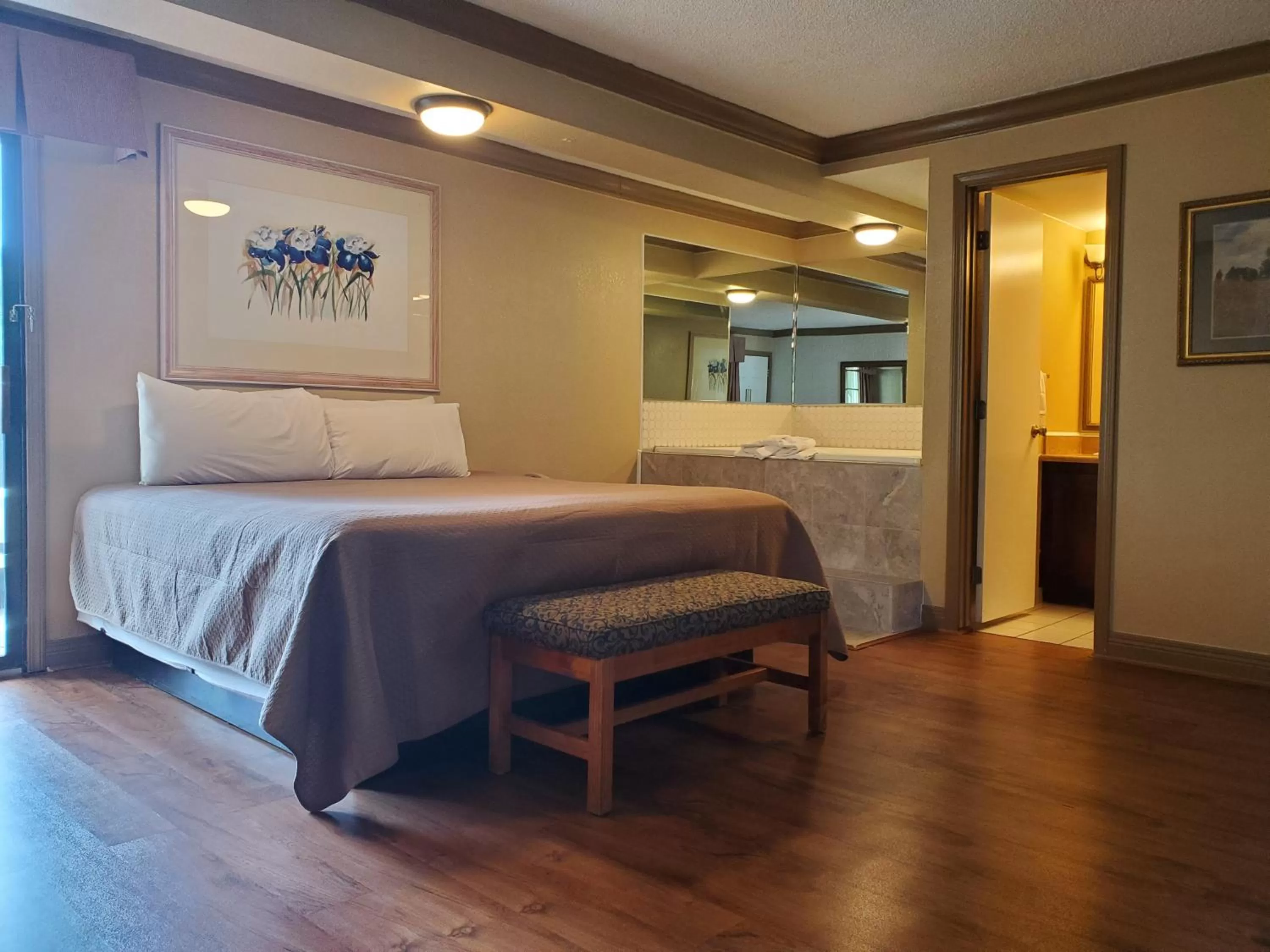 Bed in Colonial House Motel