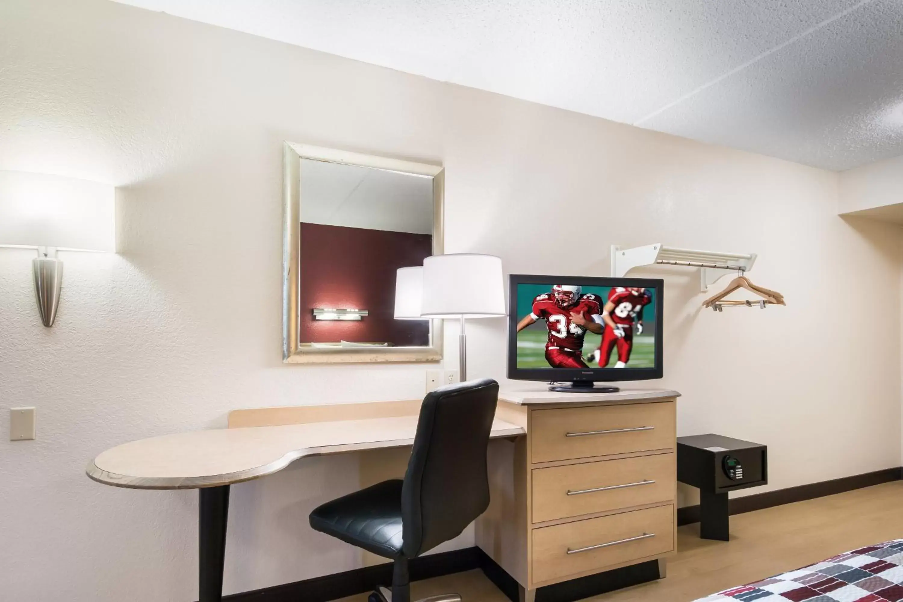 Photo of the whole room, TV/Entertainment Center in Red Roof Inn Laredo