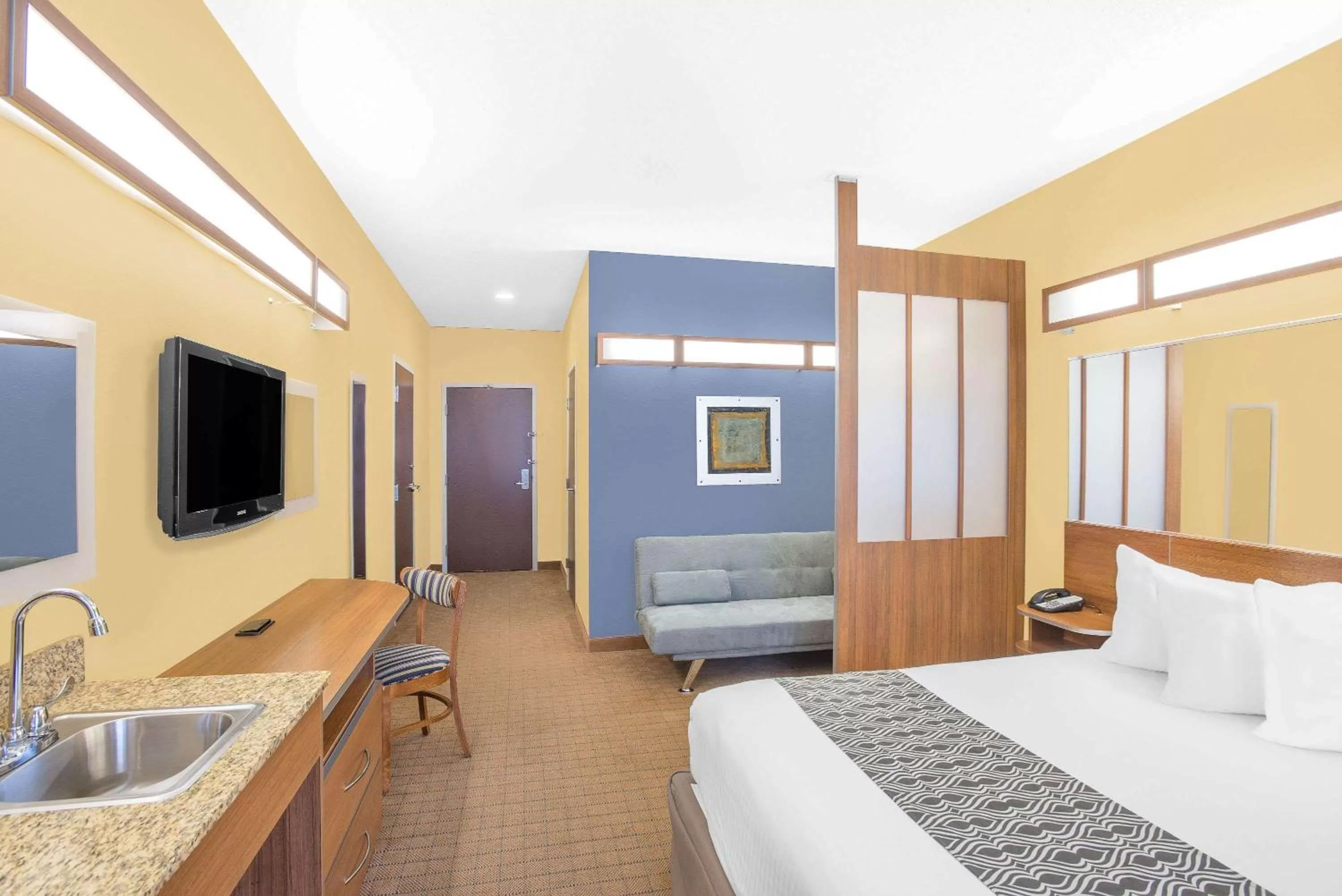 Photo of the whole room, Bed in Microtel Inn & Suites Chili/Rochester