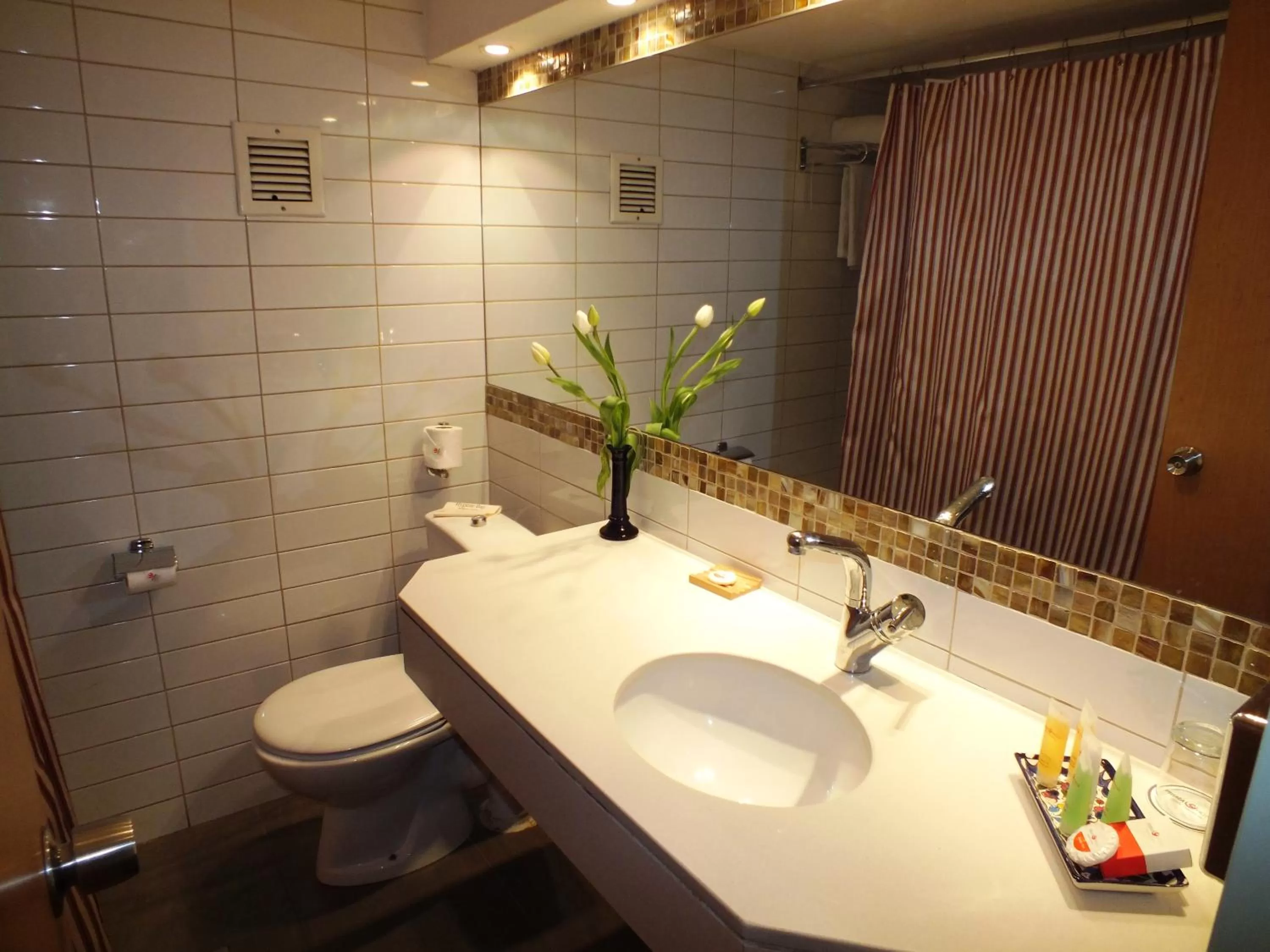 Toilet in Prima Kings Hotel