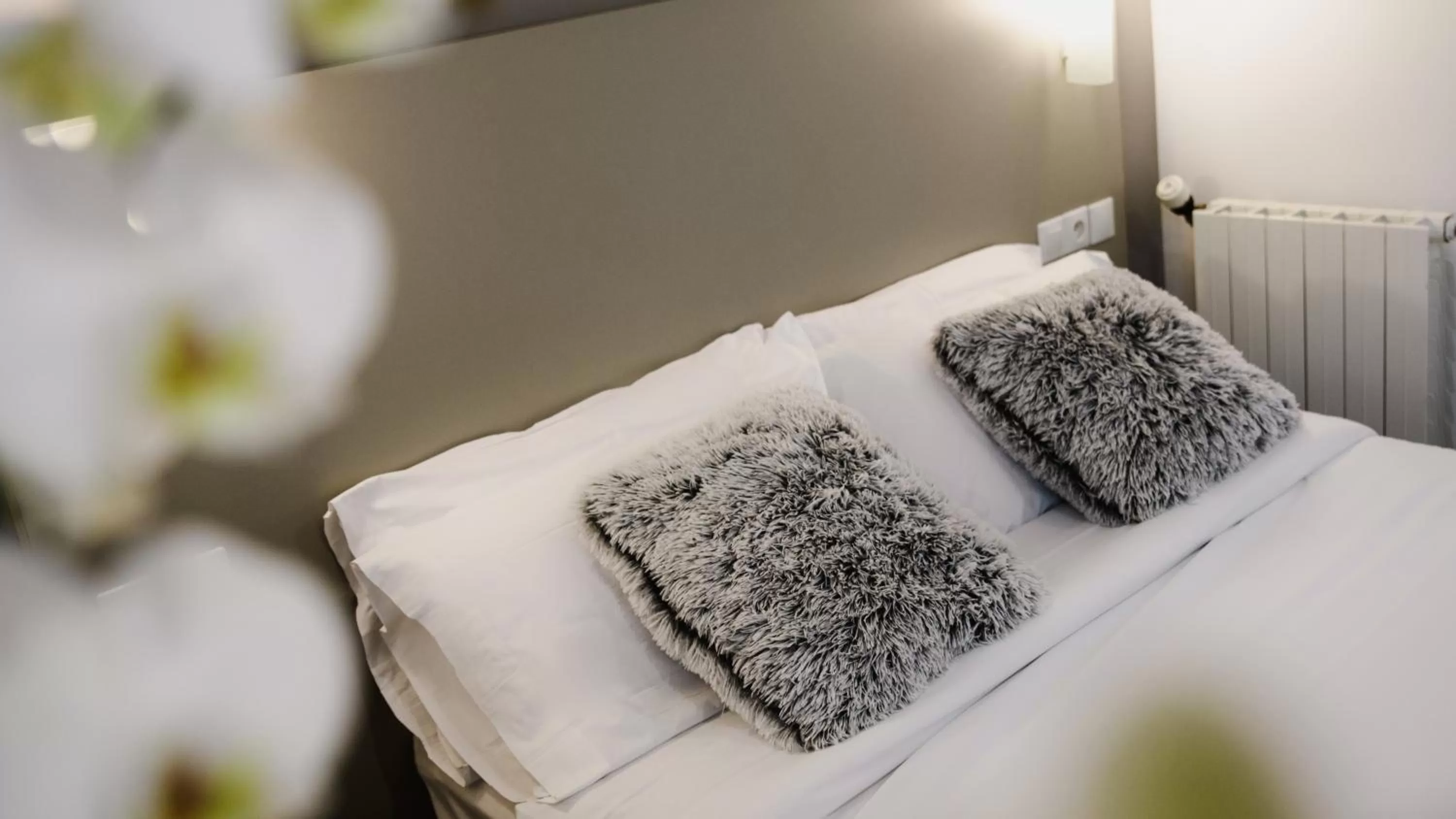 Bed in Hôtel des Arcades