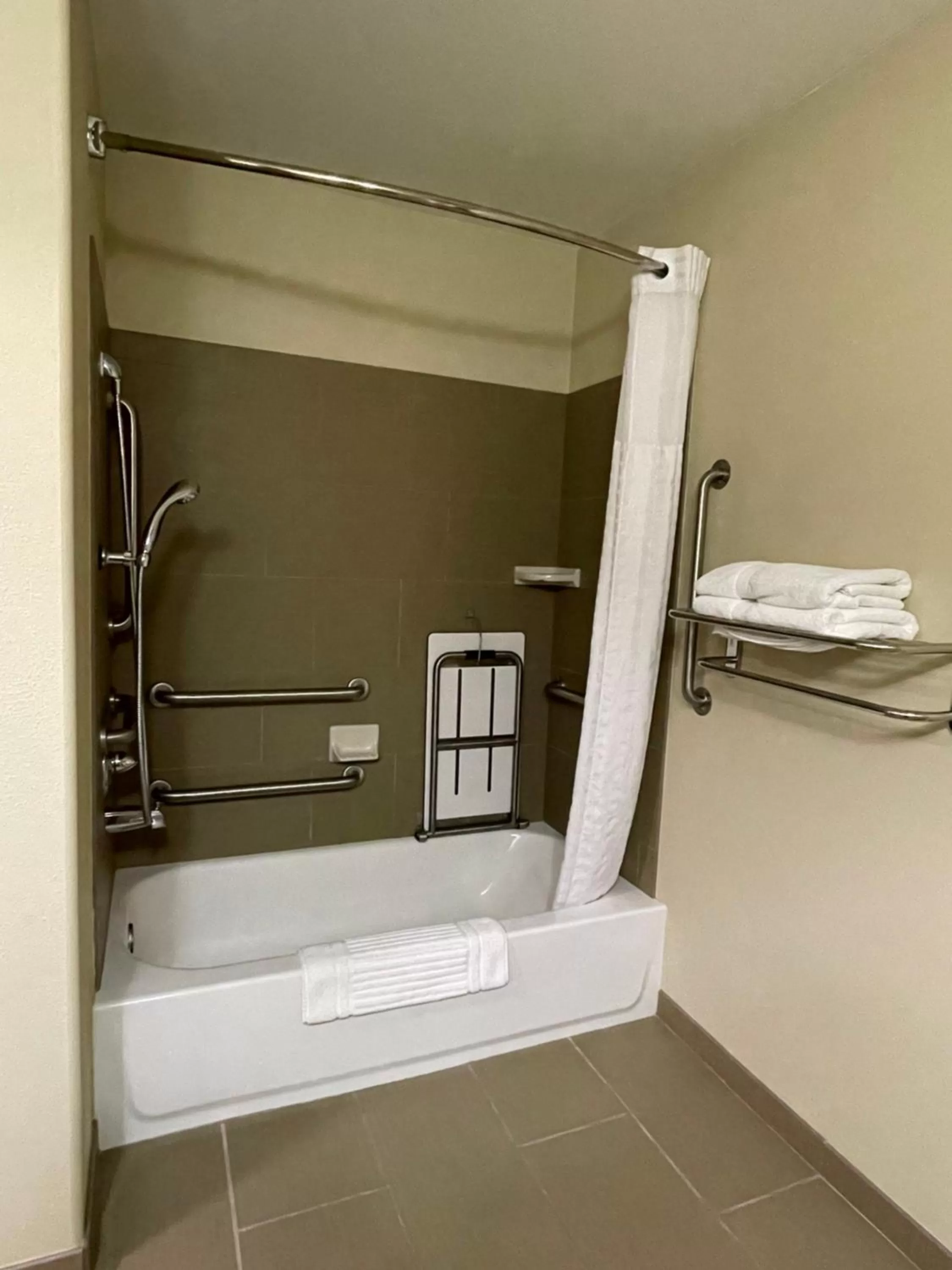 Bedroom in Comfort Inn & Suites Ponca City near Marland Mansion