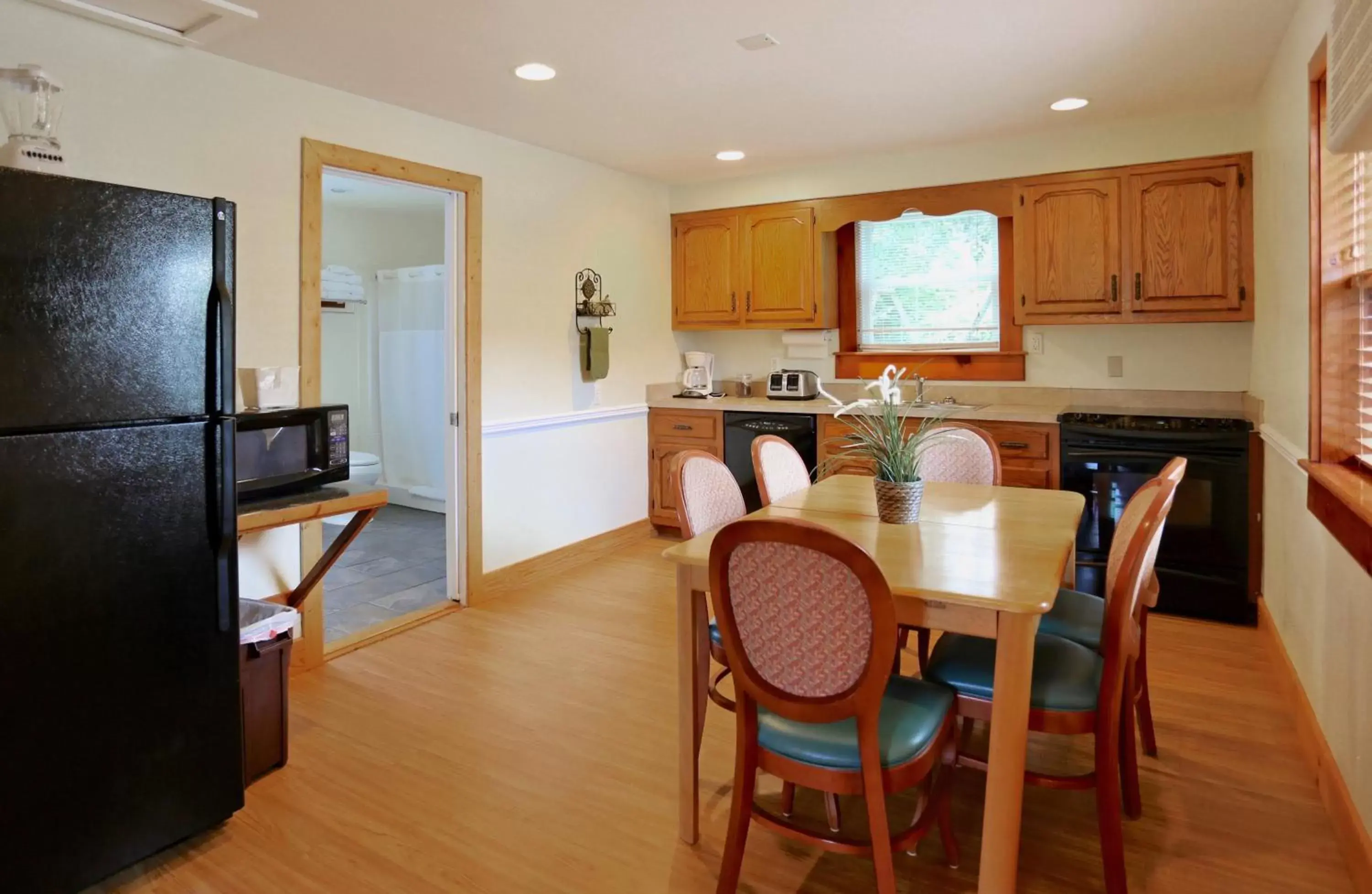 Kitchen or kitchenette, Kitchen/Kitchenette in Cape Pines Motel