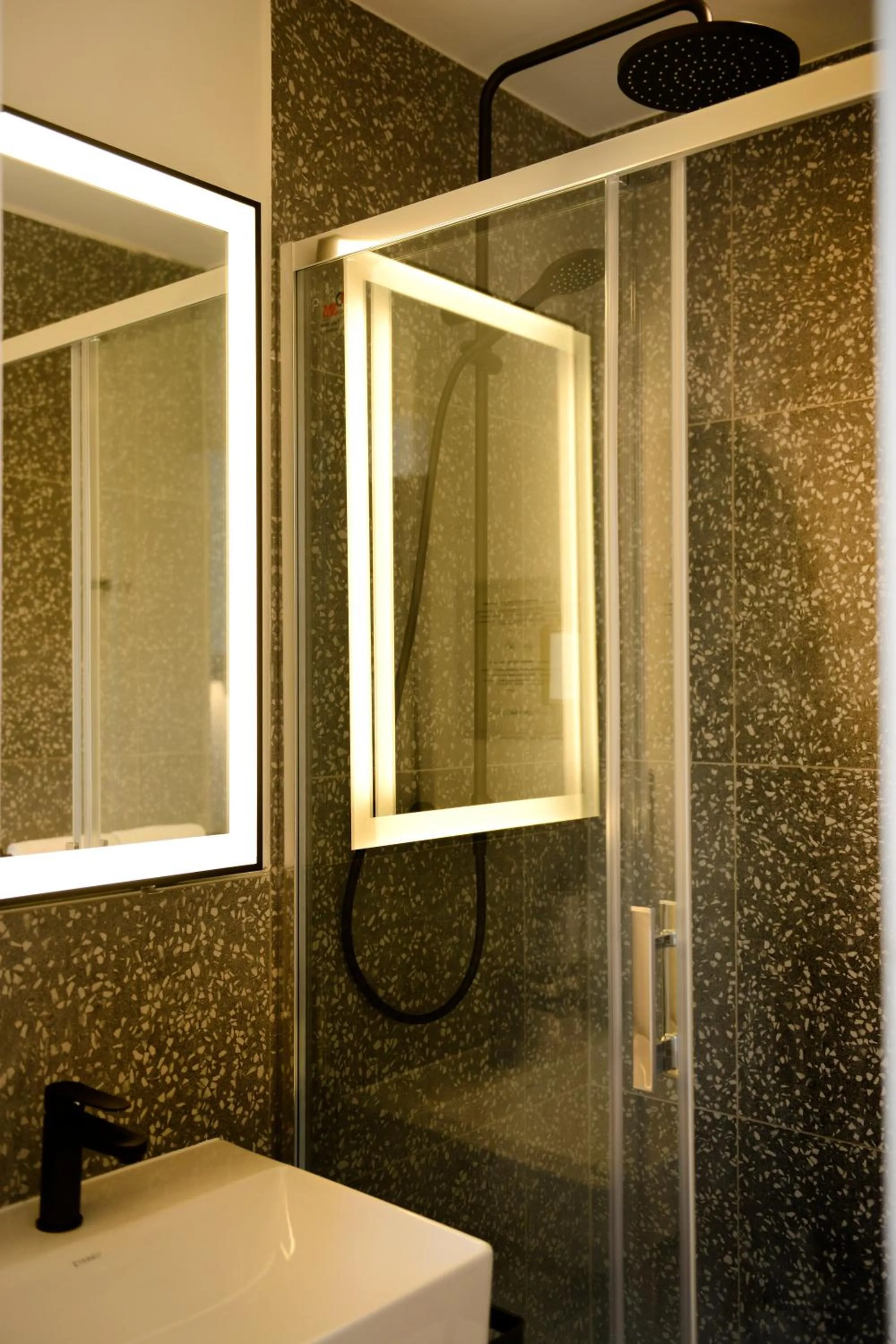 Shower in Hôtel Villa Berlioz