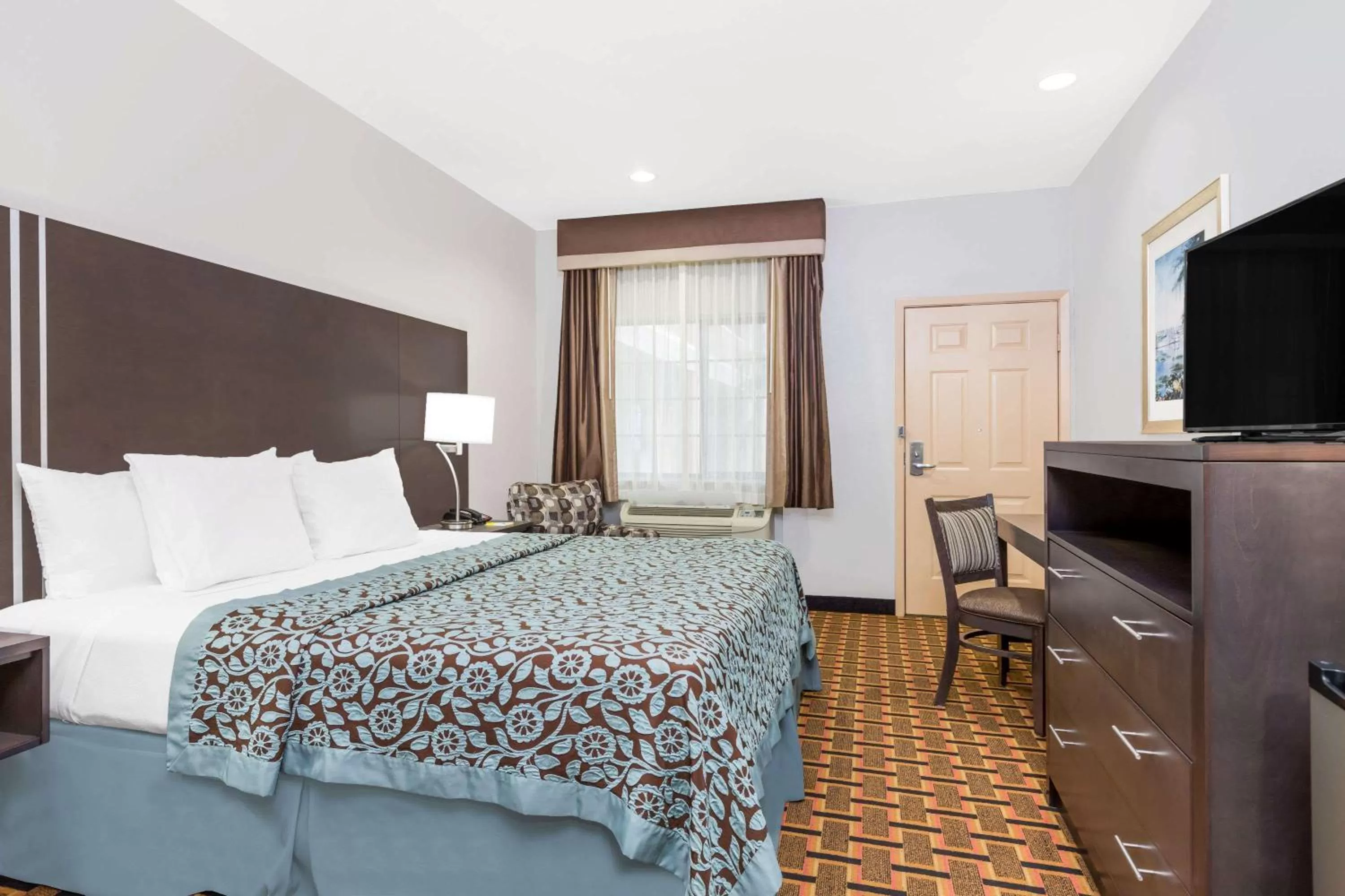 Photo of the whole room, Bed in Days Inn & Suites by Wyndham Madisonville
