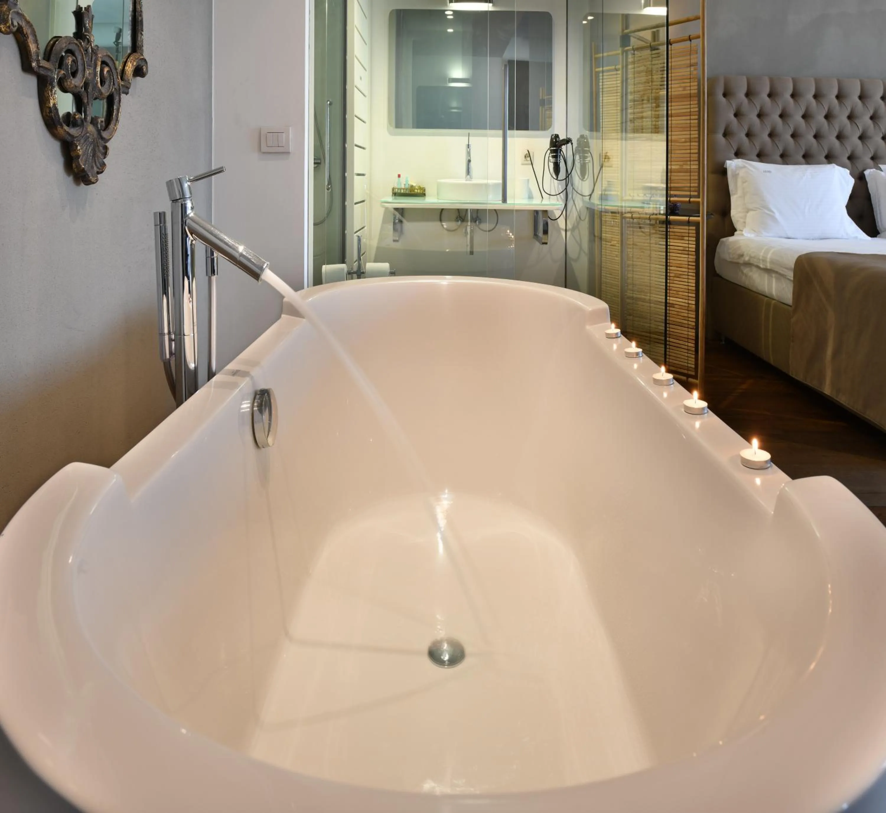 Bathroom, Bed in Ansen Hotel and Suites