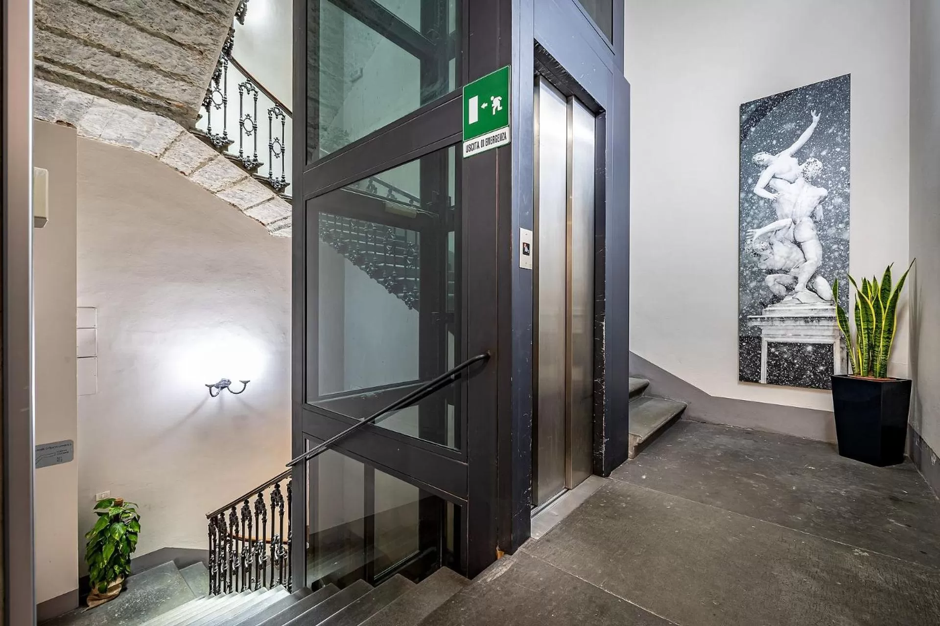 elevator in Martelli 6 Suite & Apartments