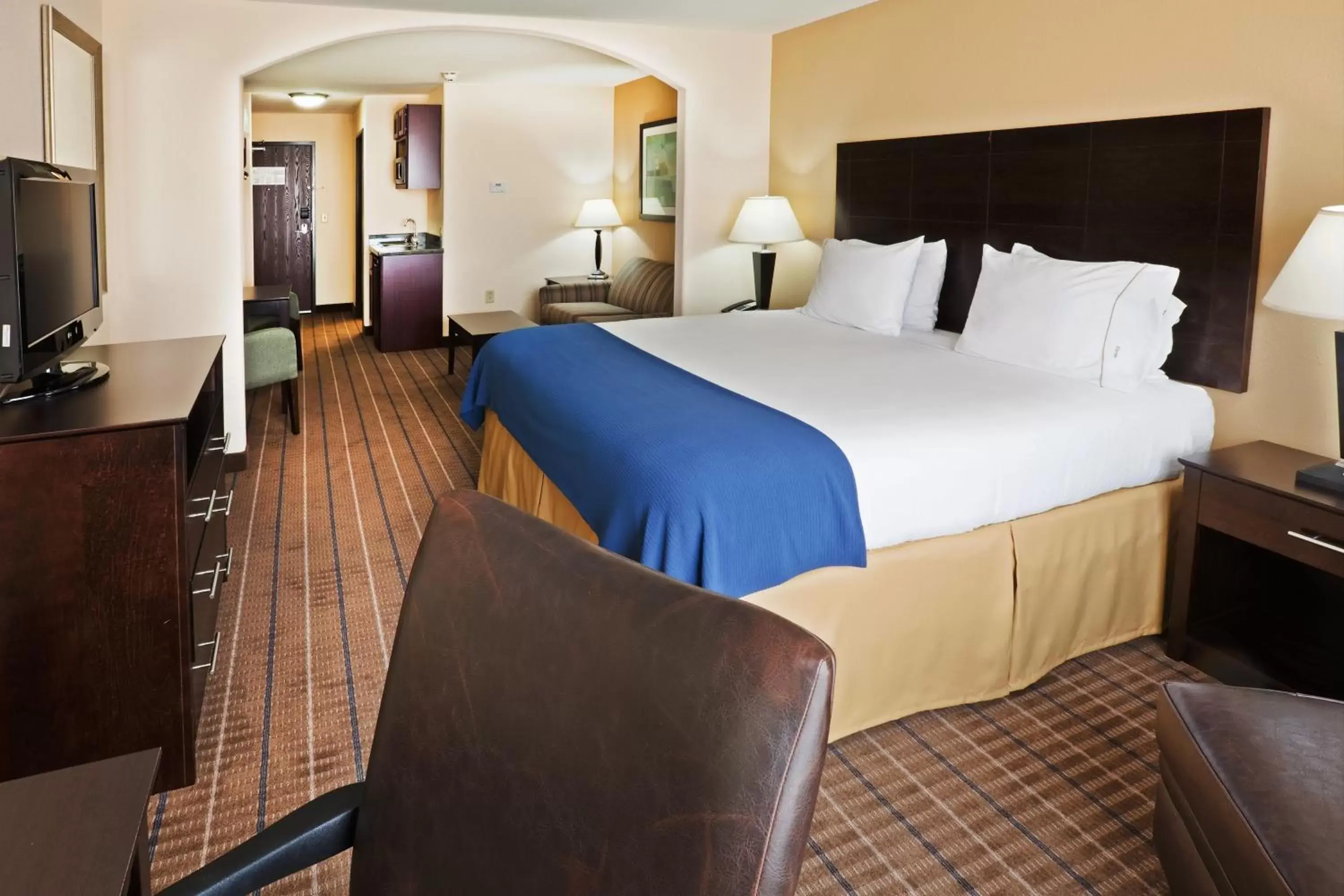 Bed in Holiday Inn Express and Suites Hotel - Pauls Valley, an IHG Hotel