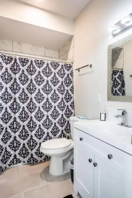 Bathroom in Next to San Diego Downtown - Cali King Size Studio