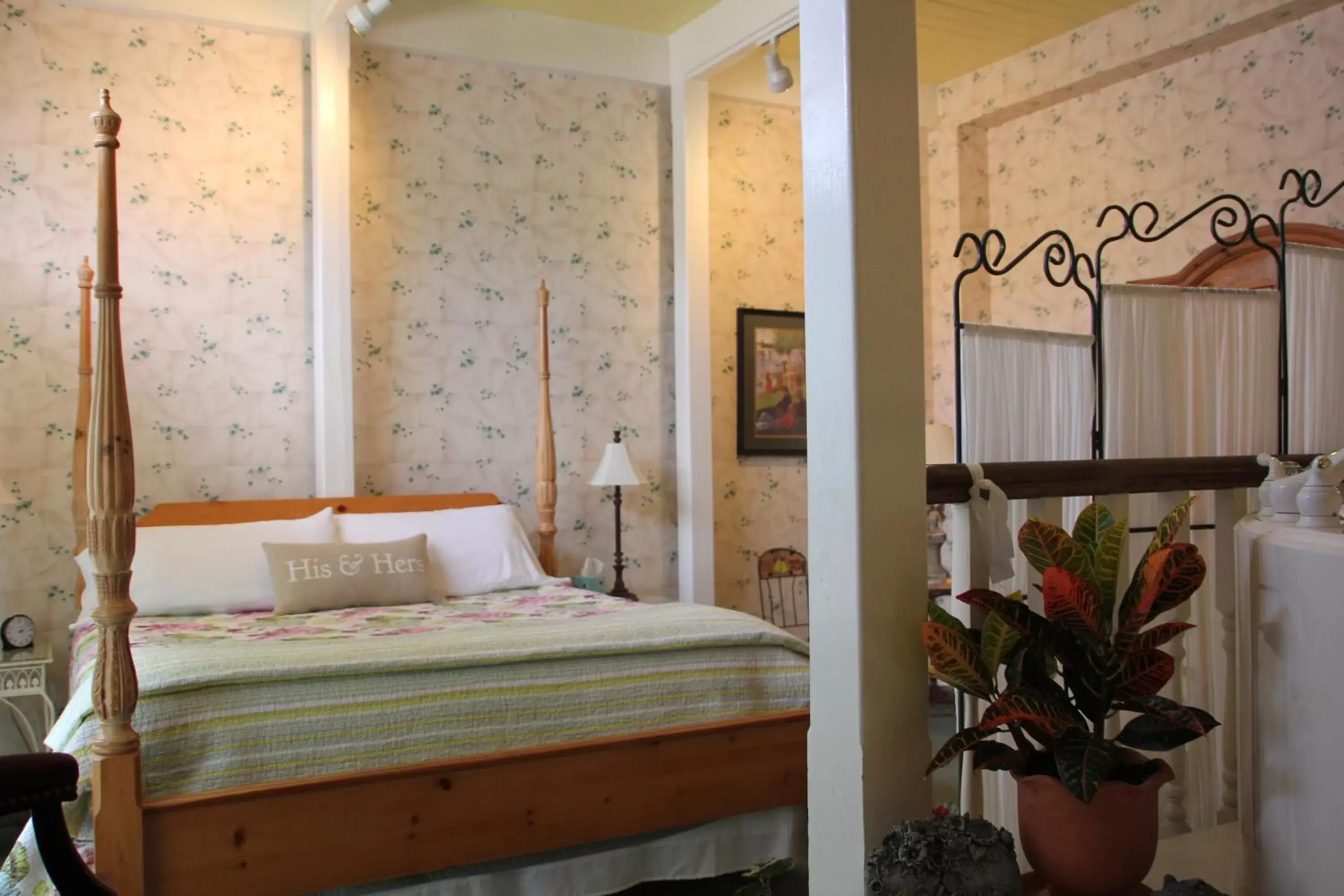 Deluxe King Room in Hines Mansion Deluxe King Room in Hines Mansion