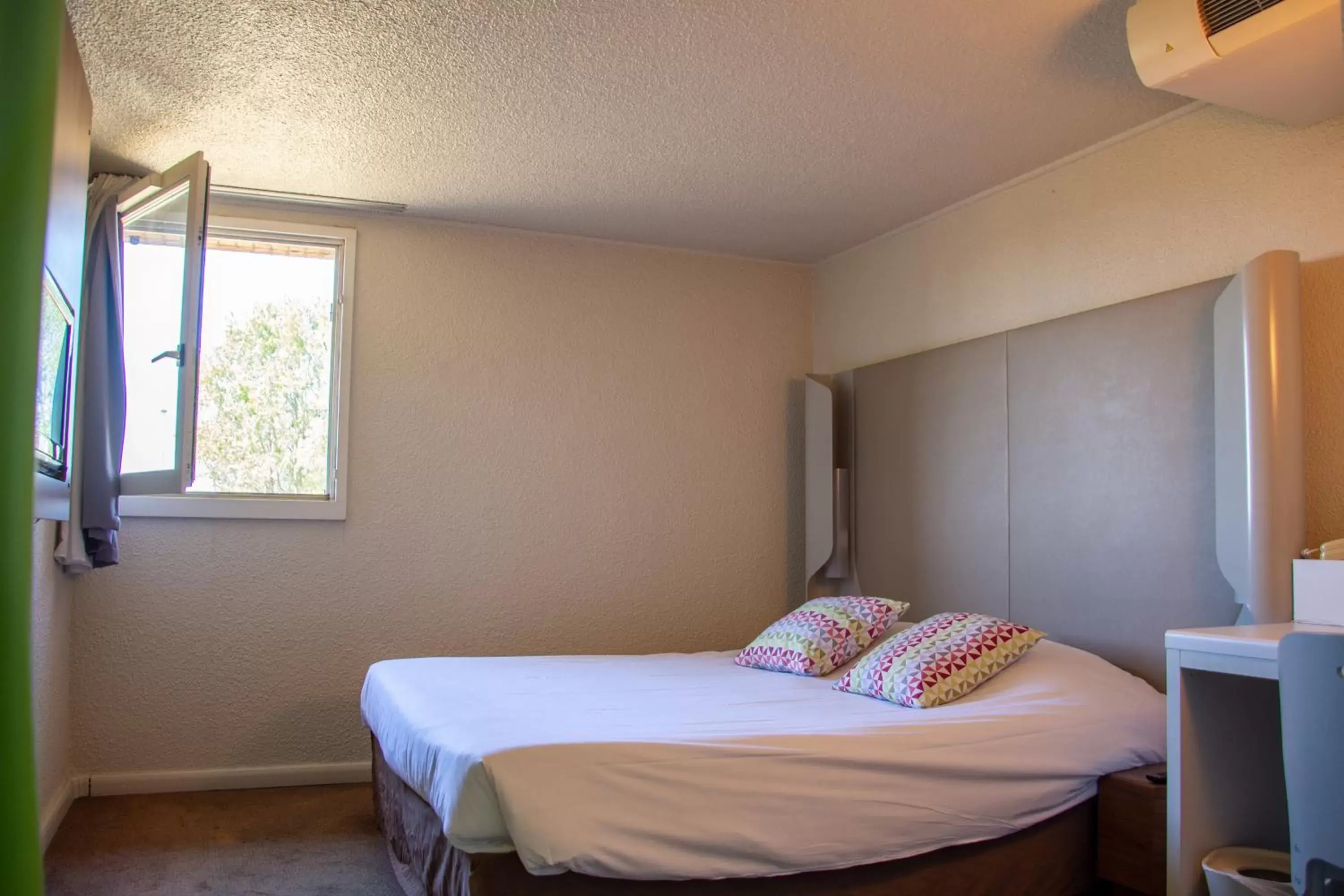 Bedroom, Bed in Campanile Dunkerque Sud - Loon Plage