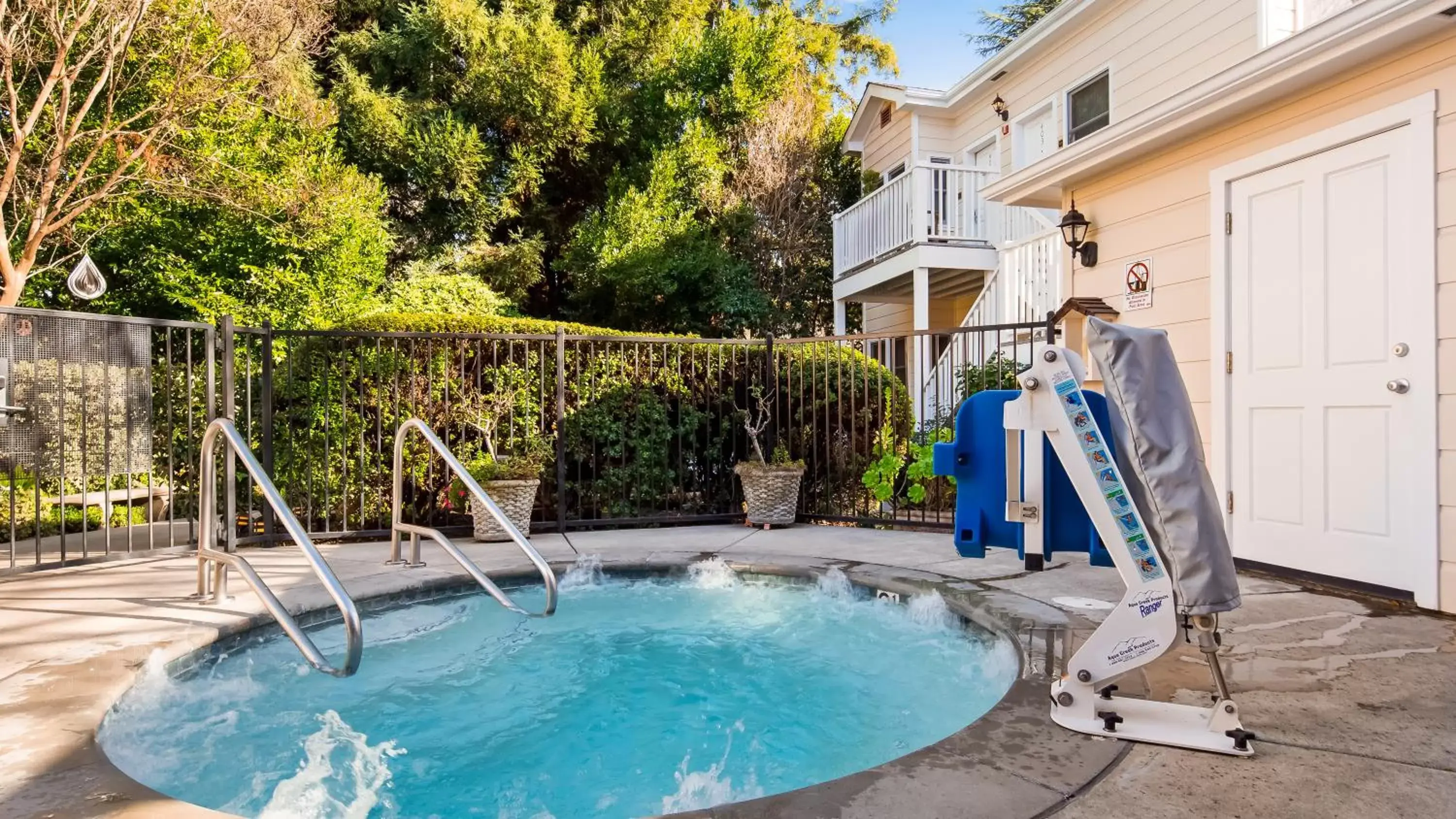 Hot Tub, Swimming Pool in Elm House Inn