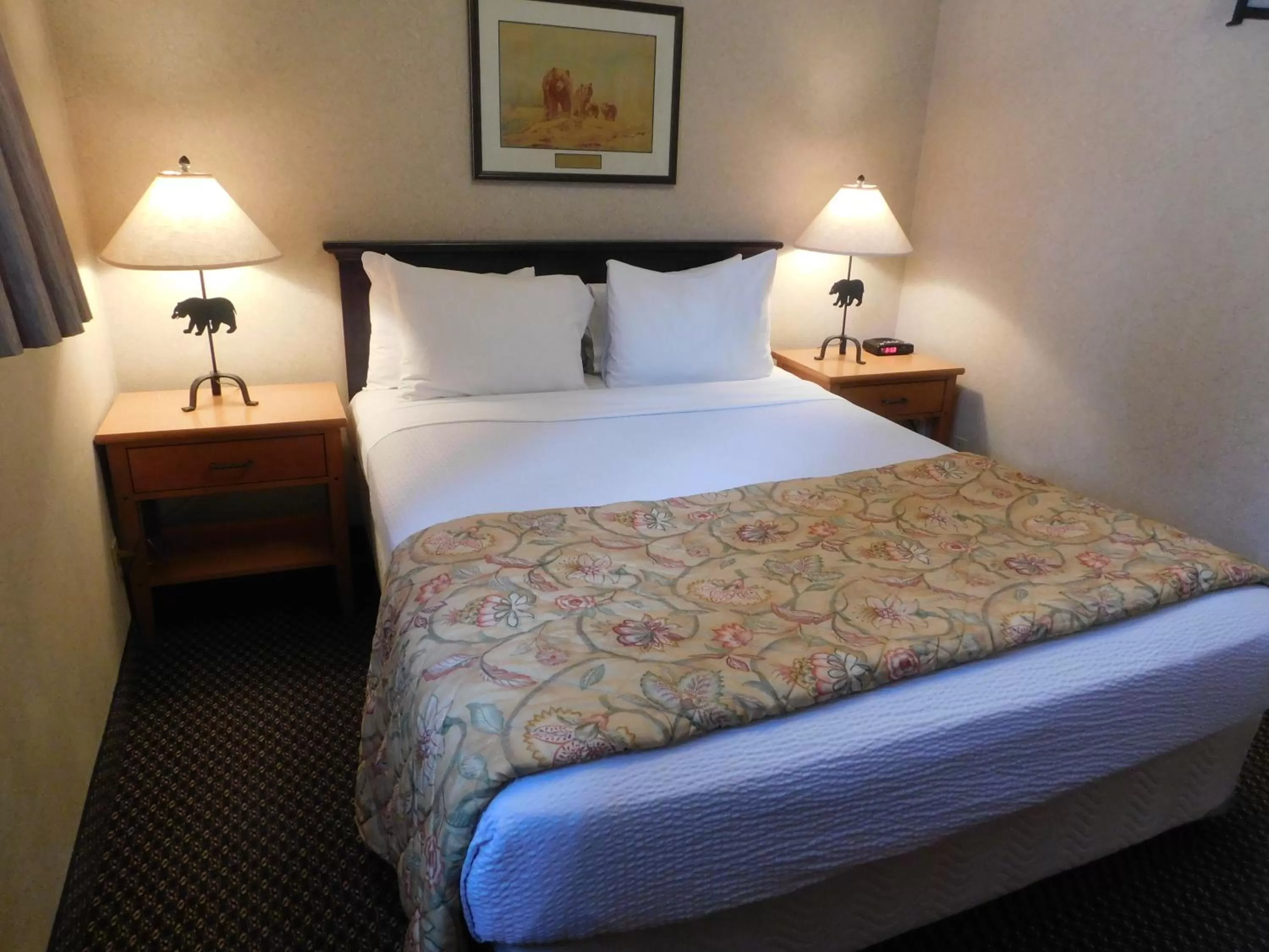 Bedroom, Bed in Douglas Fir Resort & Chalets