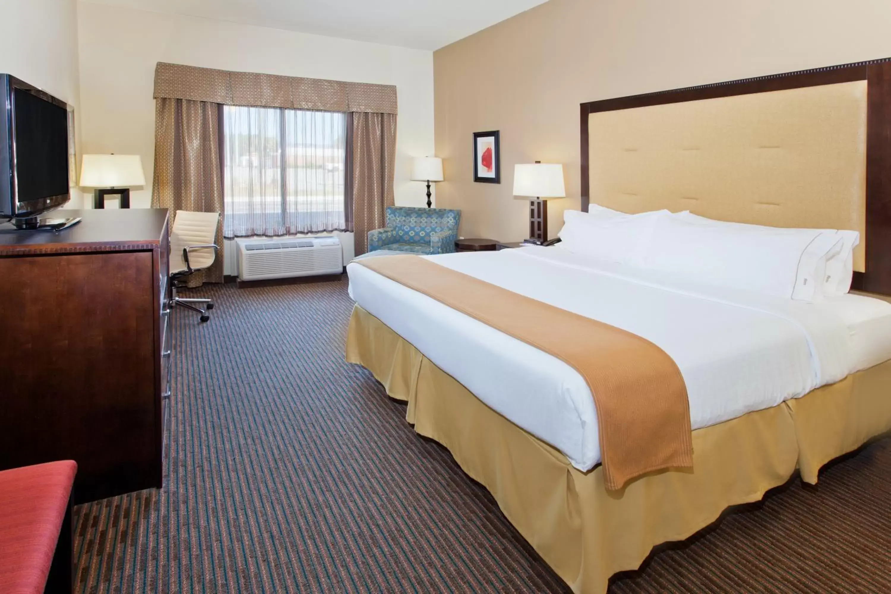 Photo of the whole room, Bed in Holiday Inn Express Hotel & Suites Cordele North, an IHG Hotel