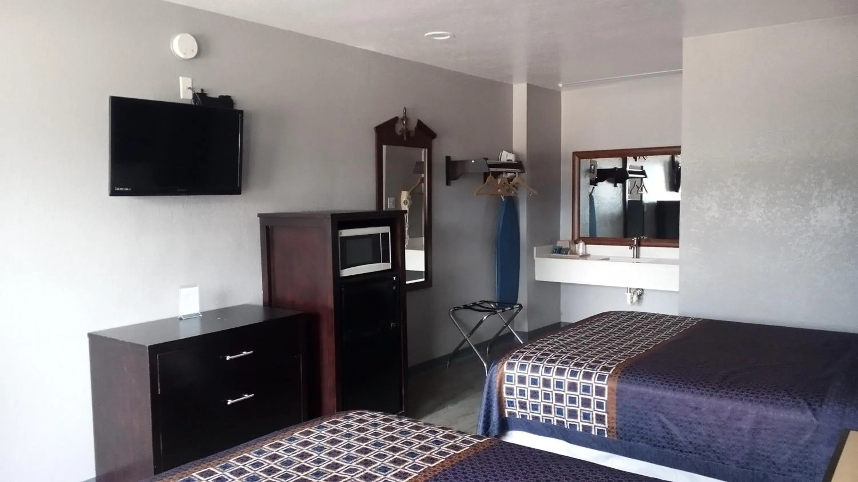 Bed in Coachman's Inn & Suites