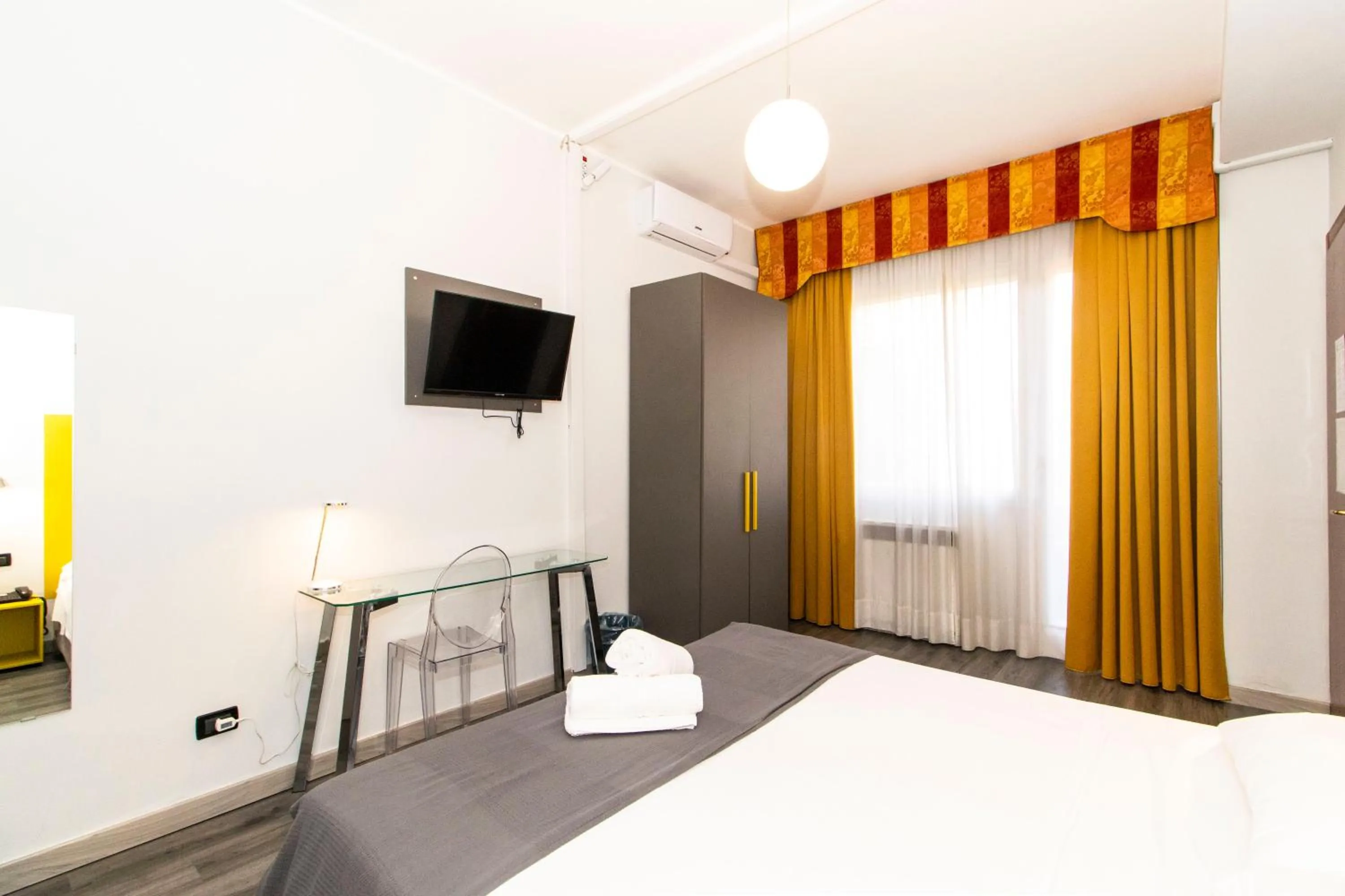 Photo of the whole room, Bed in Hotel Cristallo Torino