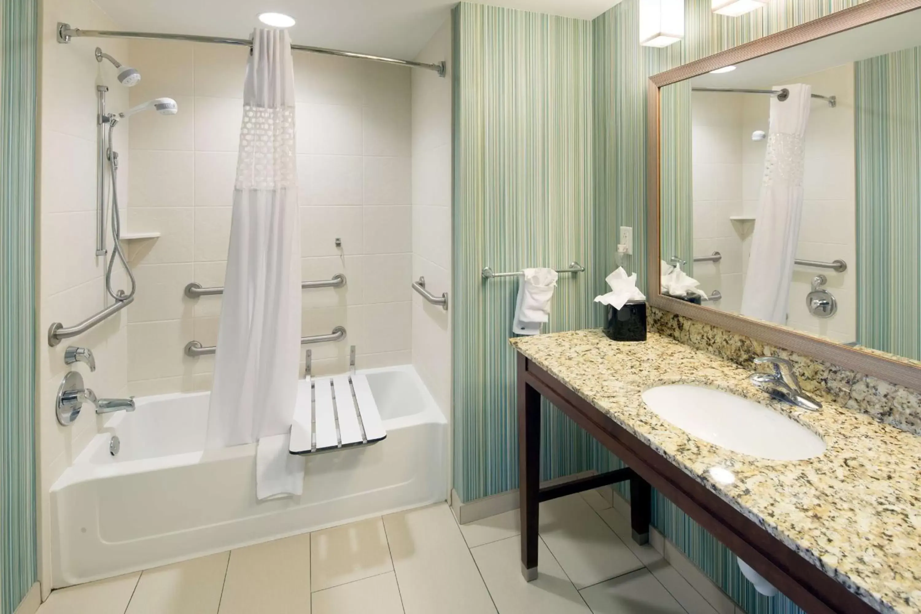 Bed, Bathroom in Hampton Inn & Suites - Orange Beach