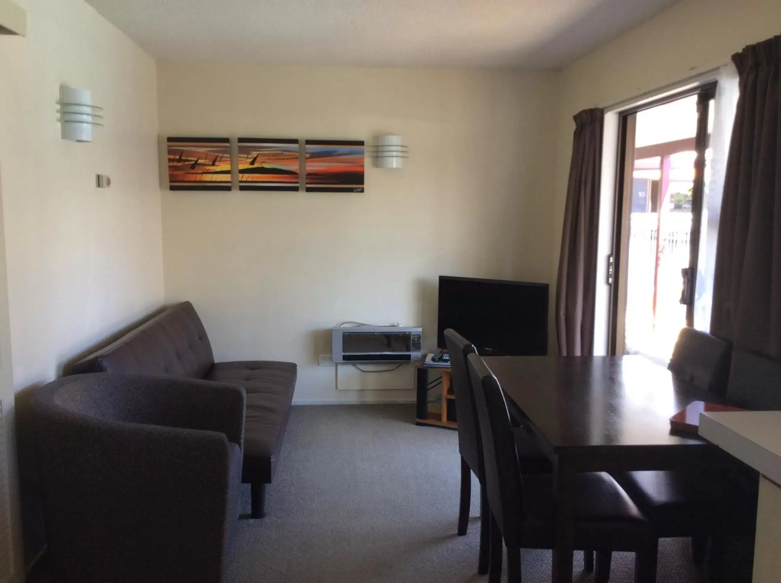 Living room, Seating Area in ASURE Kapiti Court Motel