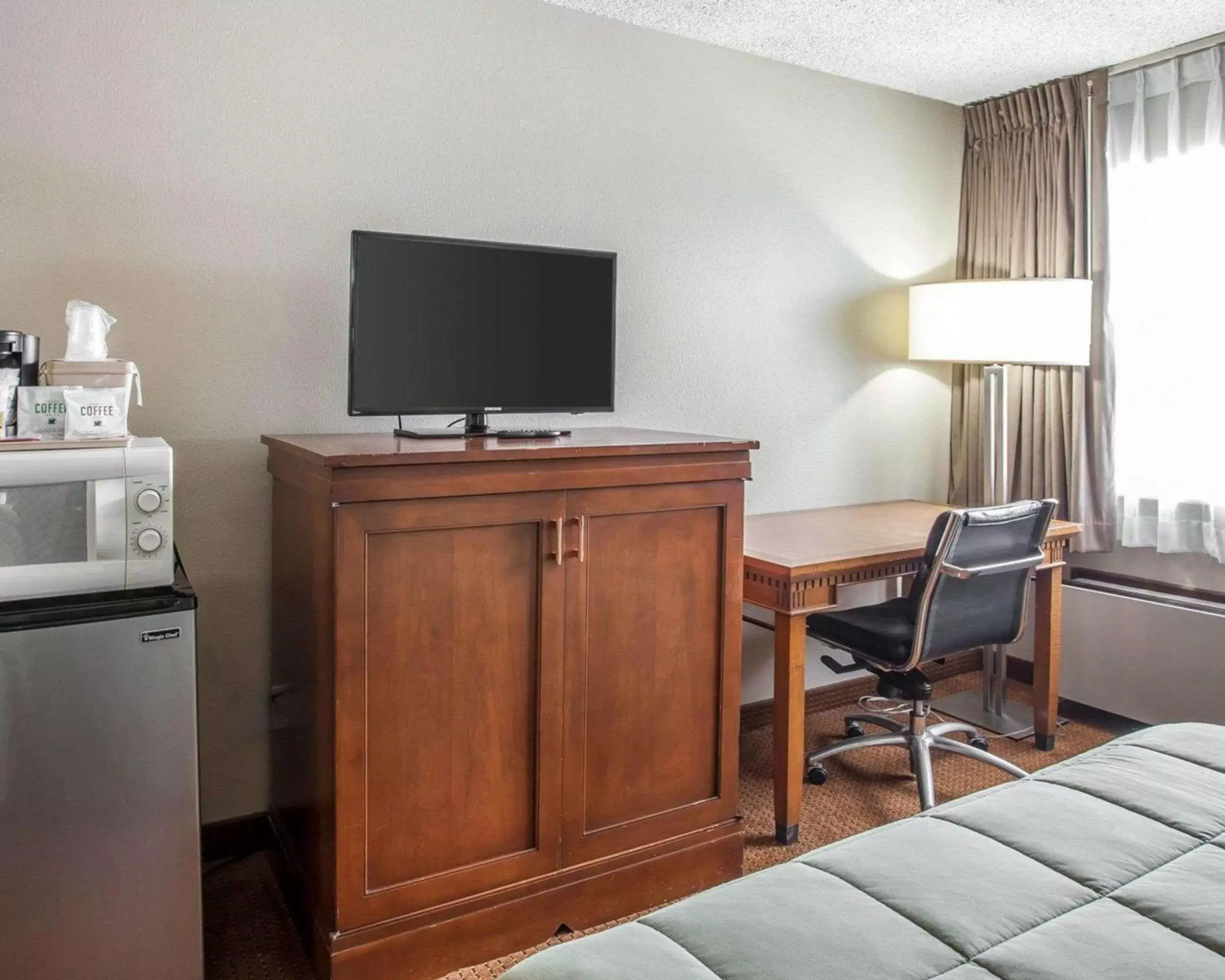 Photo of the whole room, TV/Entertainment Center in Quality Inn Okanogan