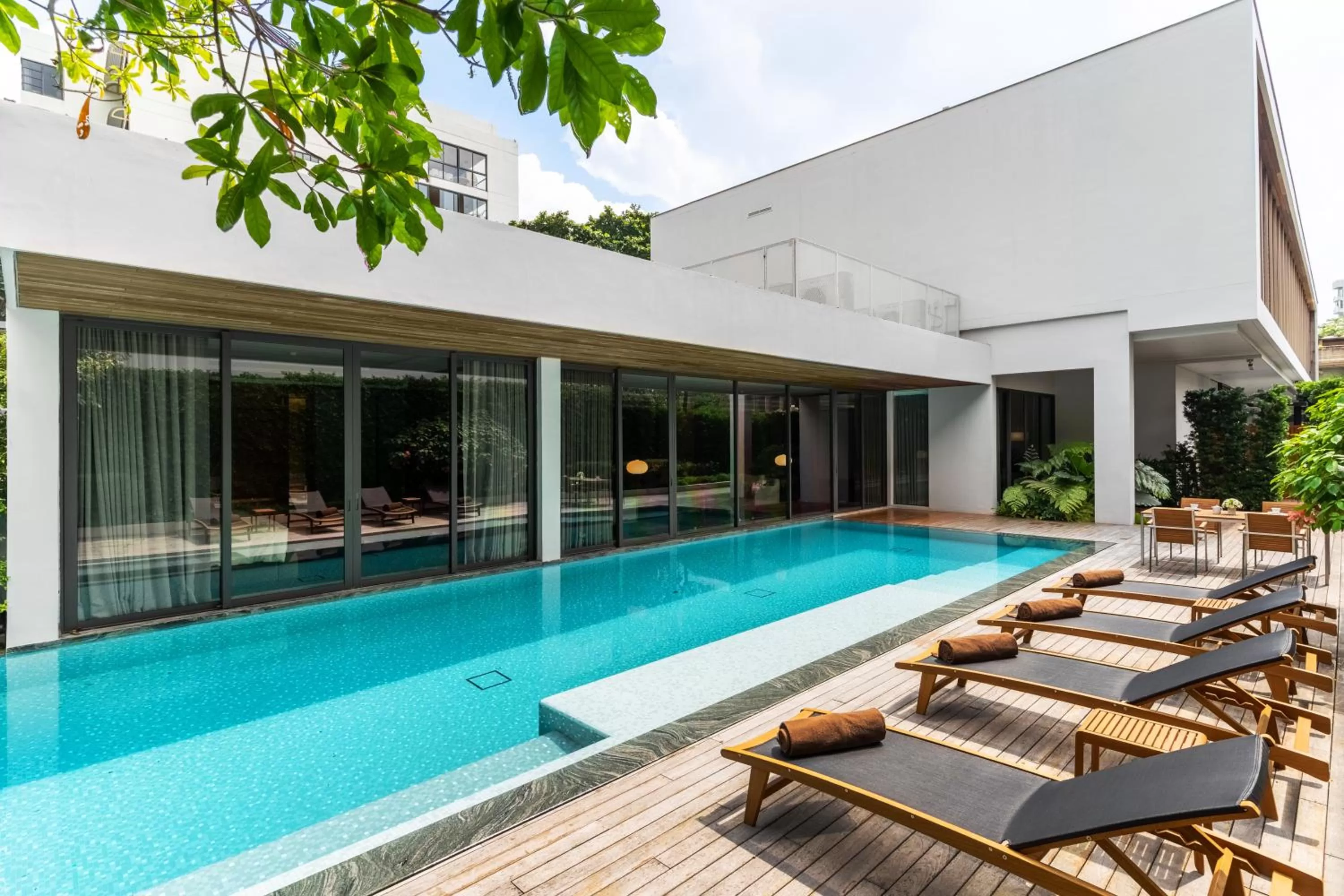 Swimming pool in Villa Deva Resort & Hotel Bangkok