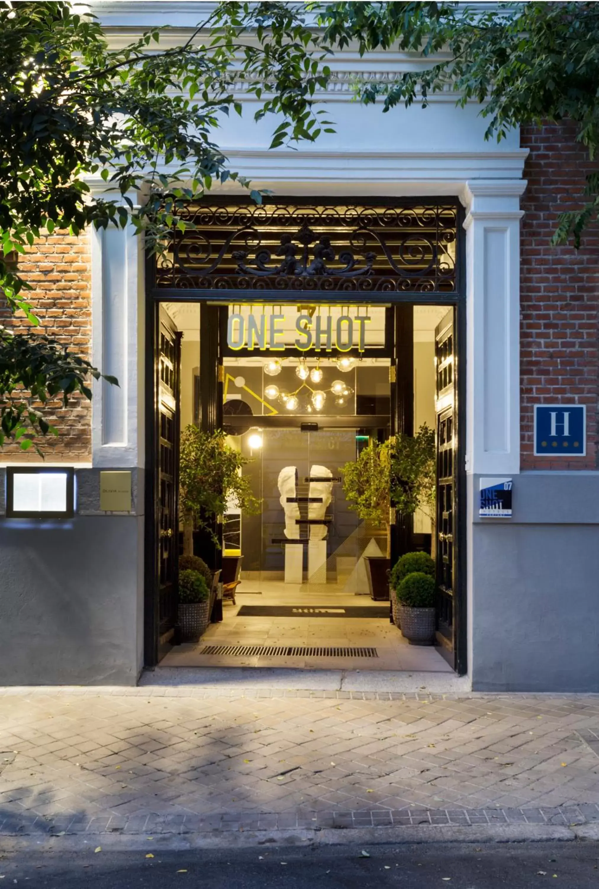 Facade/entrance in One Shot Fortuny Facade/entrance in One Shot Fortuny