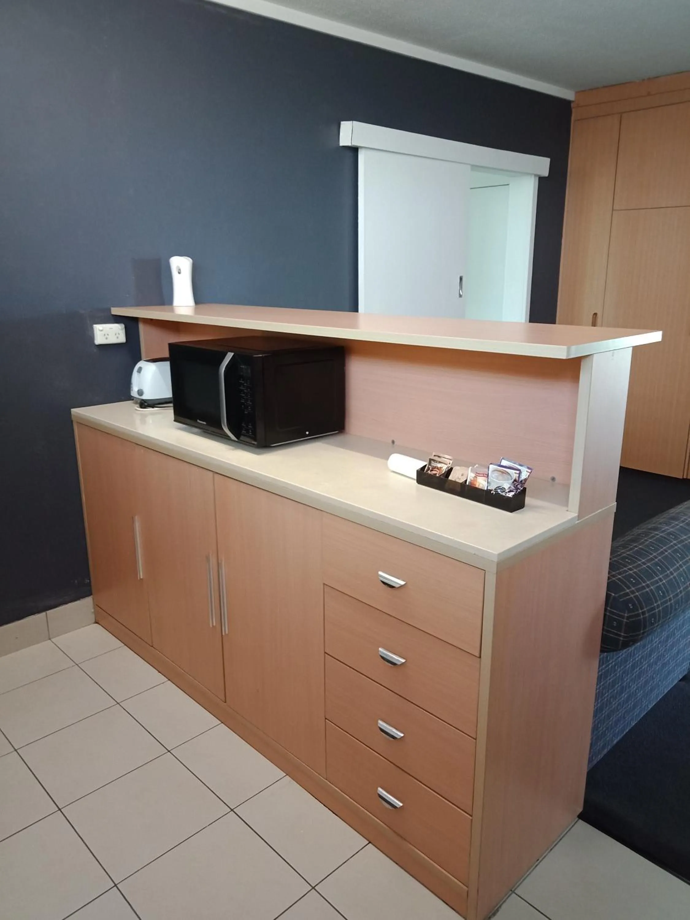 Kitchen or kitchenette in Annerley Motor Inn