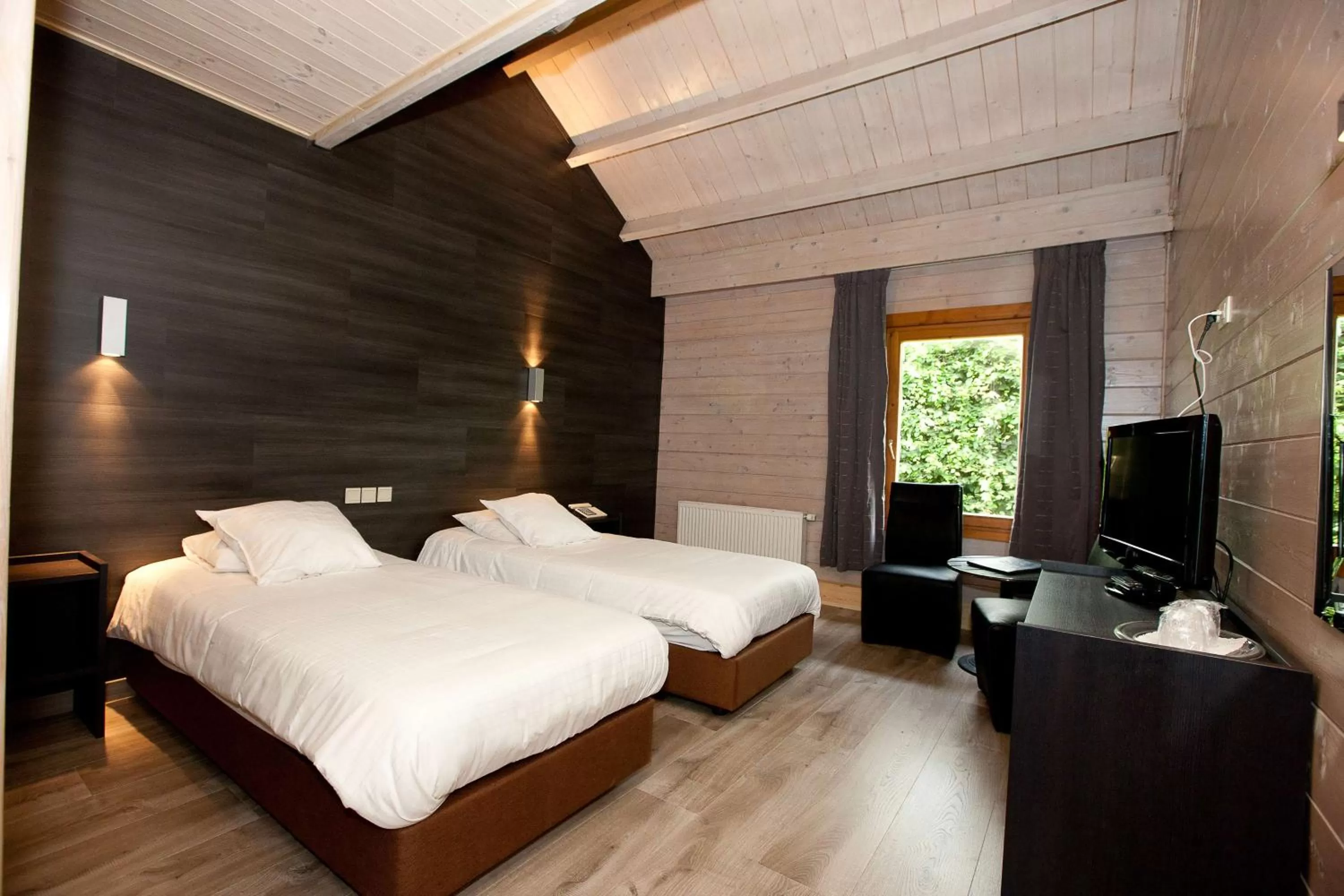 Photo of the whole room, Bed in Flanders Lodge Hotel