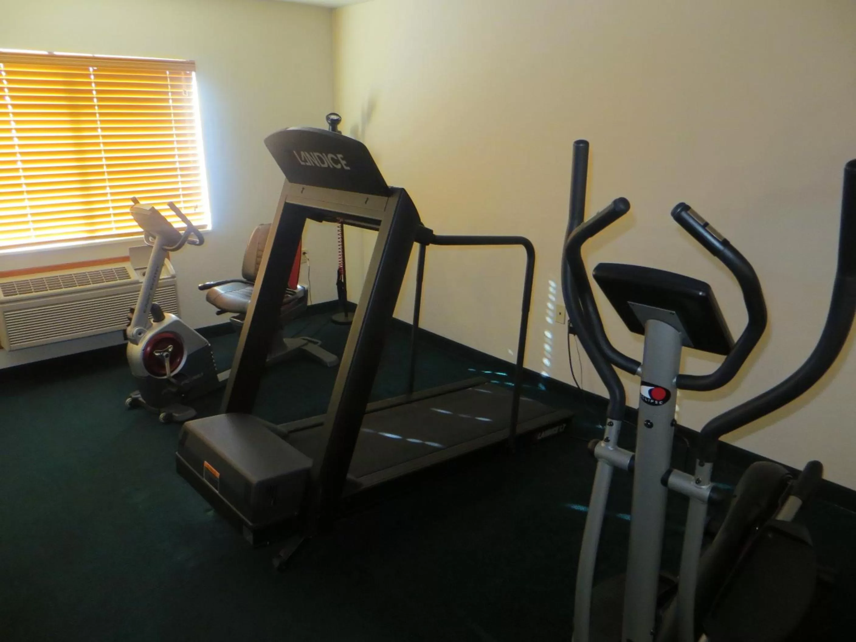Fitness centre/facilities in AmericInn by Wyndham Manitowoc