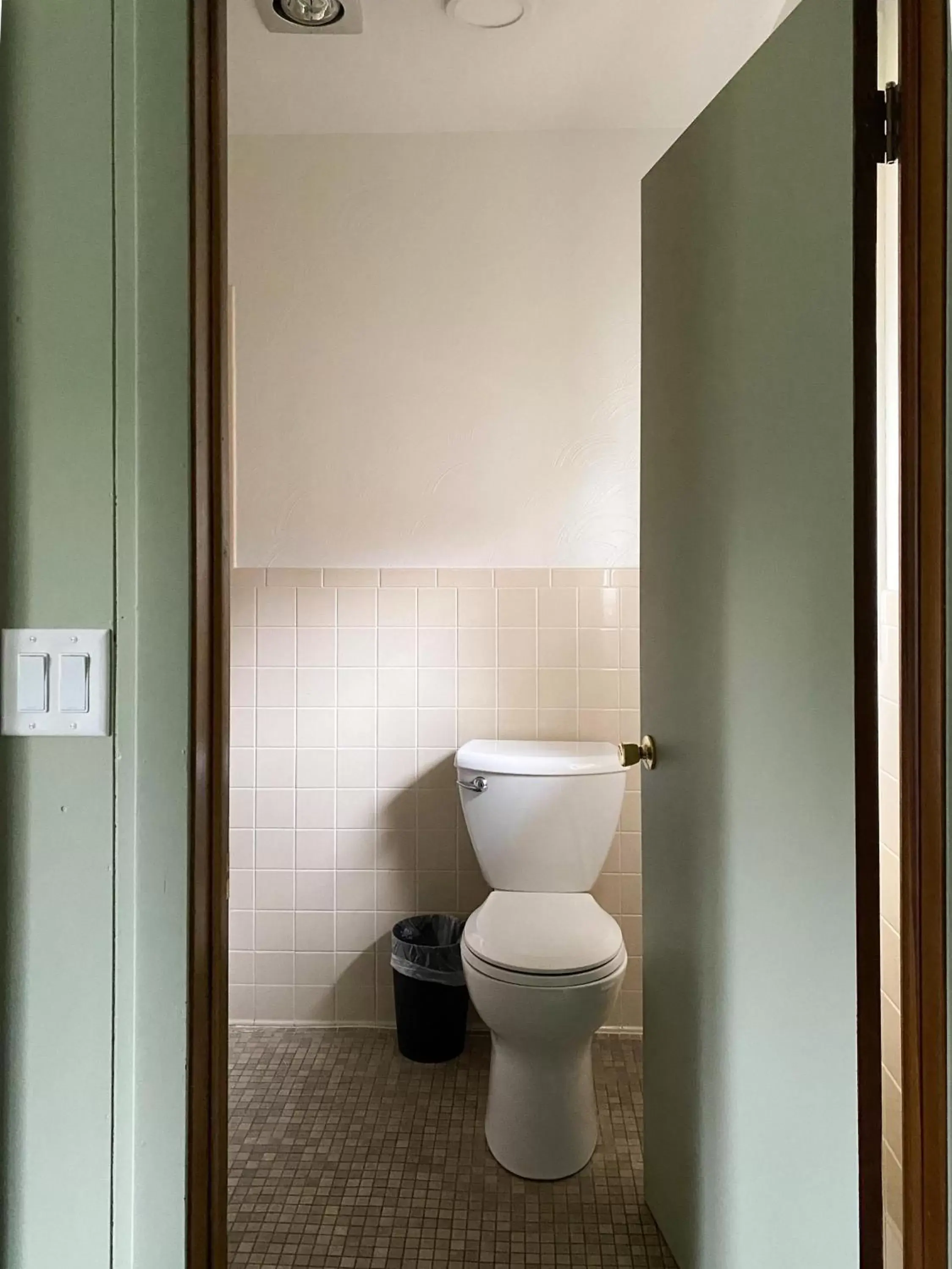 Toilet, Bathroom in The River Hills Motel