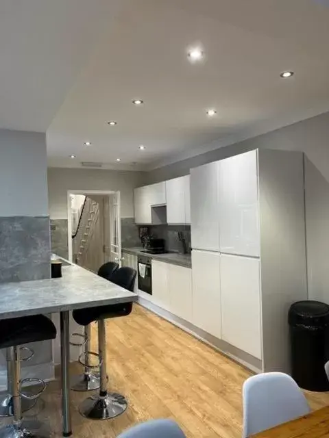 Dining area, Kitchen/Kitchenette in Goodramgate Apartments