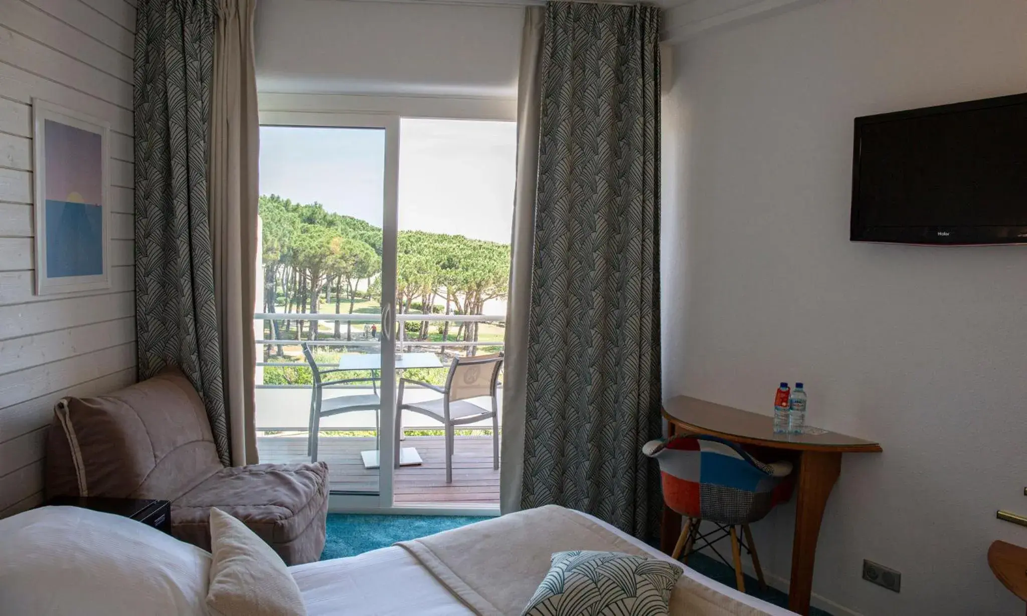 Bedroom, Bed in Grand Hôtel Du Lido