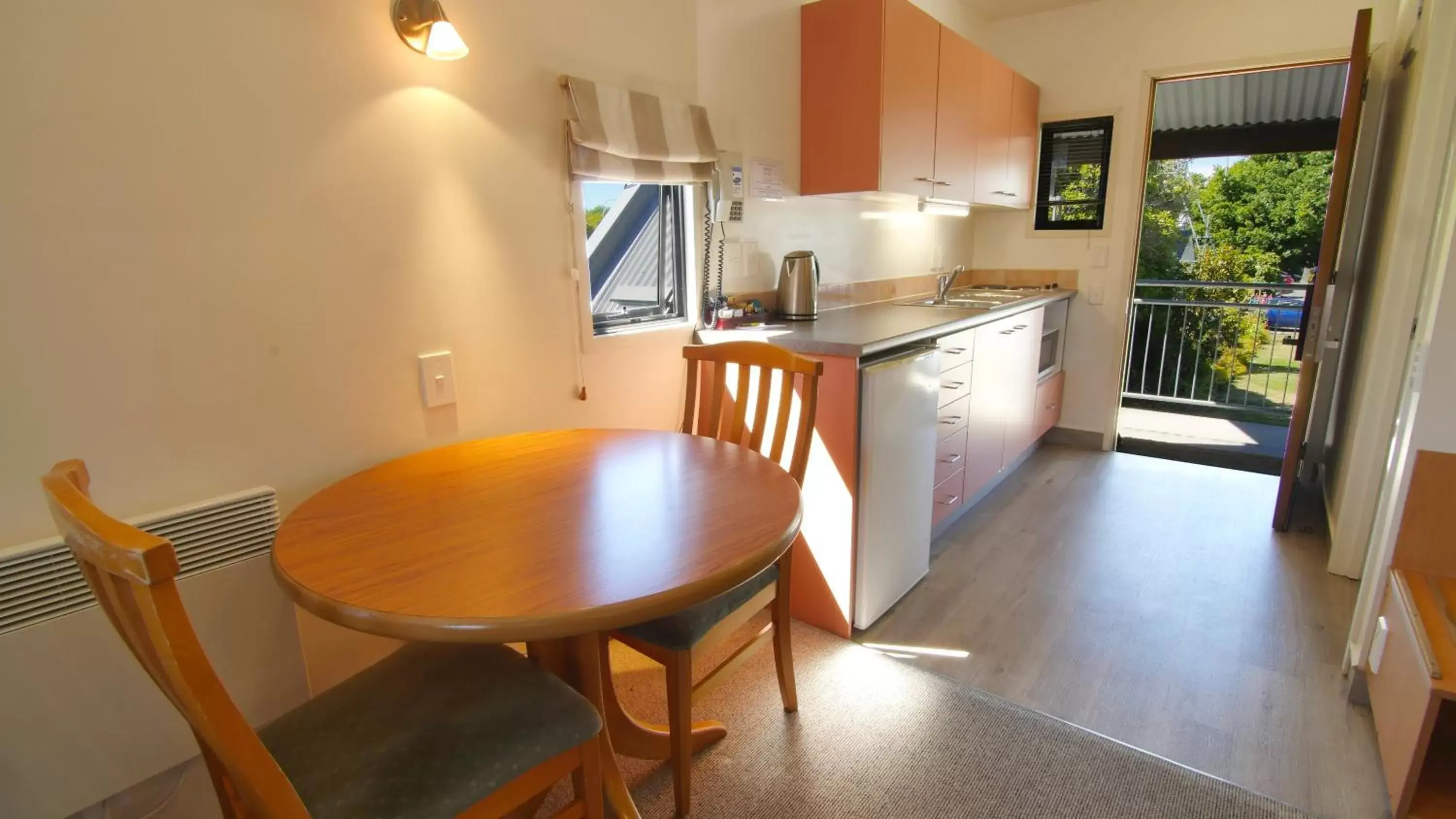 Kitchen or kitchenette, Dining Area in Country Glen Lodge