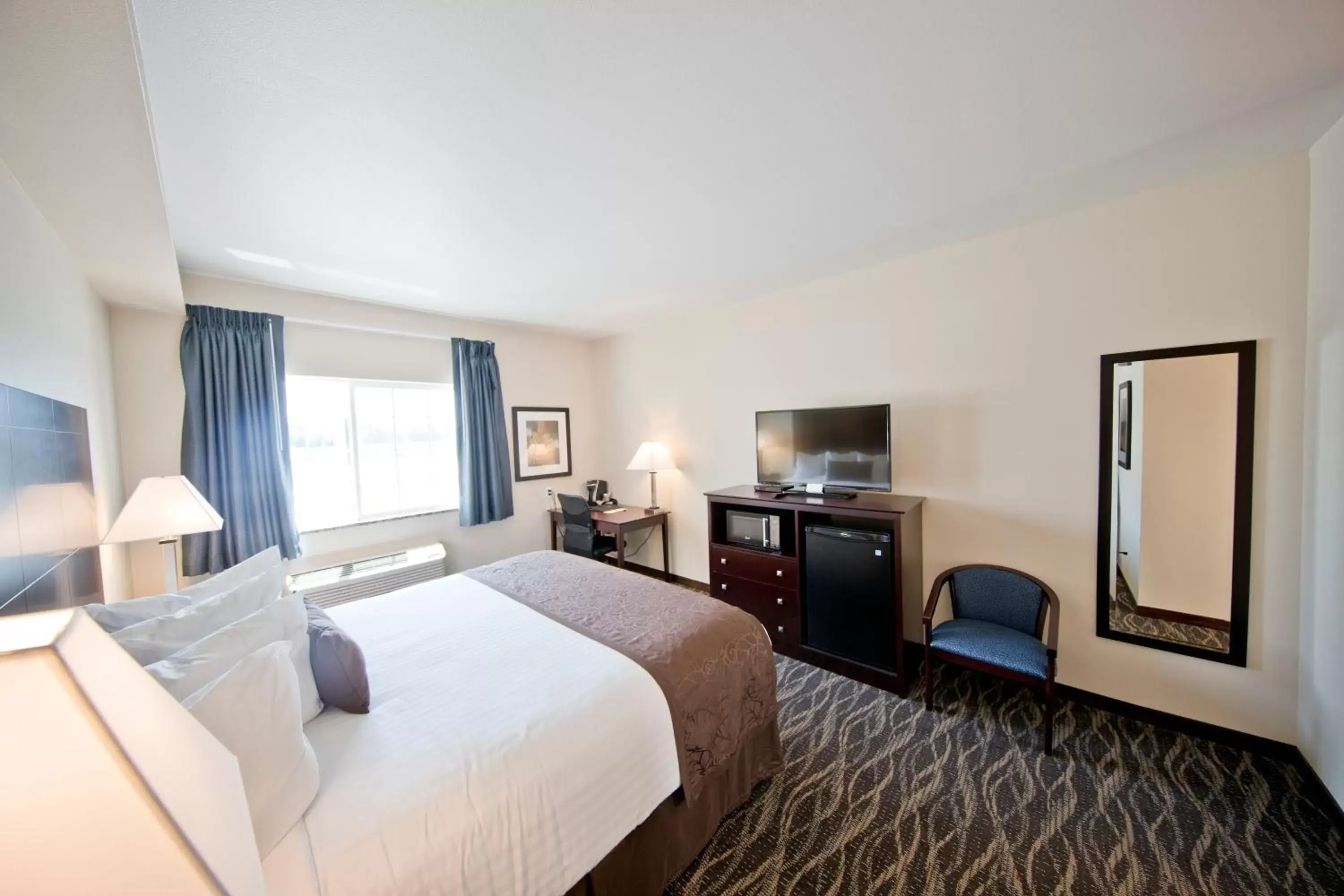 Bedroom, TV/Entertainment Center in Cobblestone Inn & Suites -Clarinda