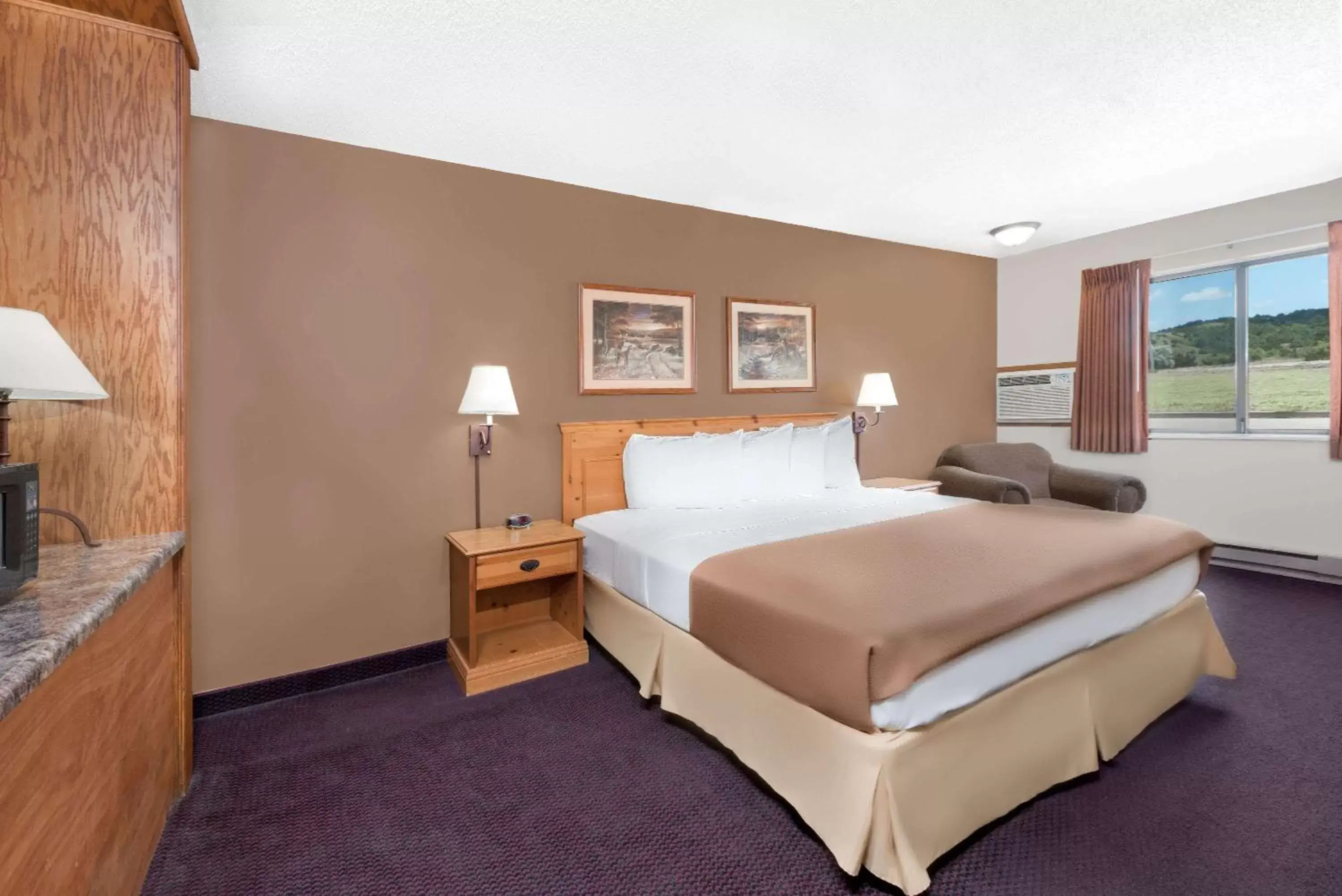Photo of the whole room, Bed in Super 8 by Wyndham Chamberlain SD